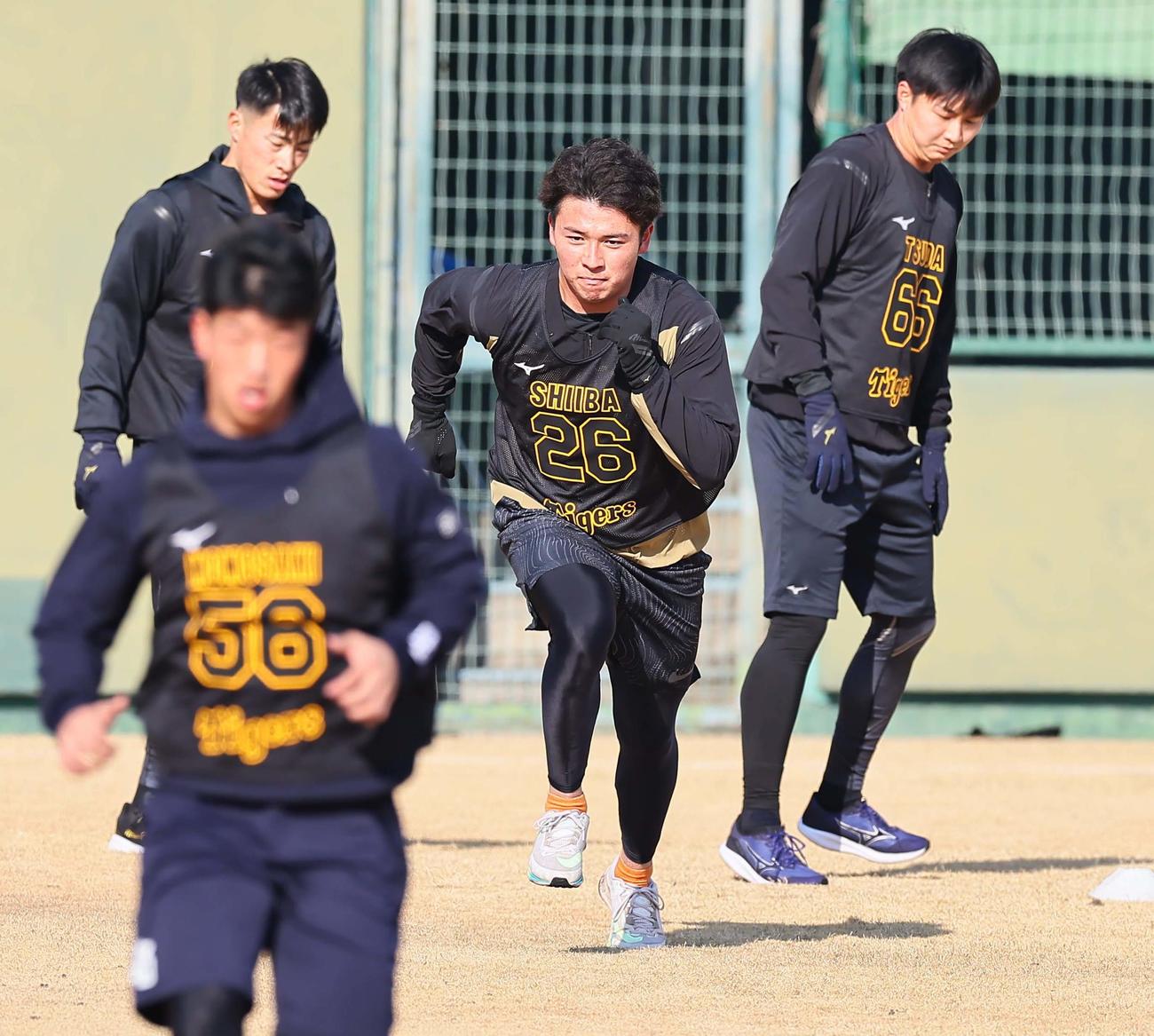 外野をダッシュするドラフト2位の椎葉（撮影・上田博志）