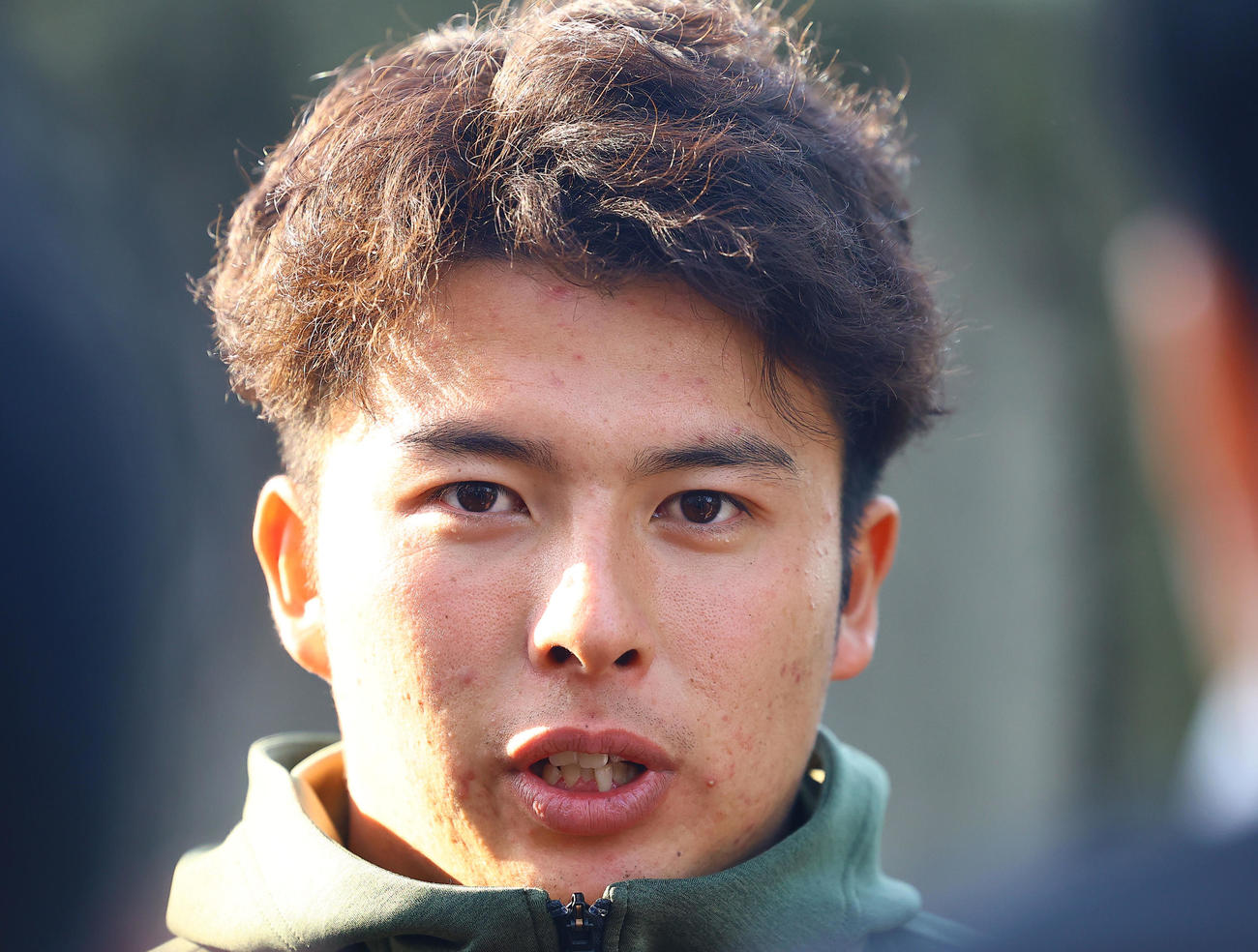 新人合同自主トレ初日を終え、取材に応じる椎葉（撮影・藤尾明華）
