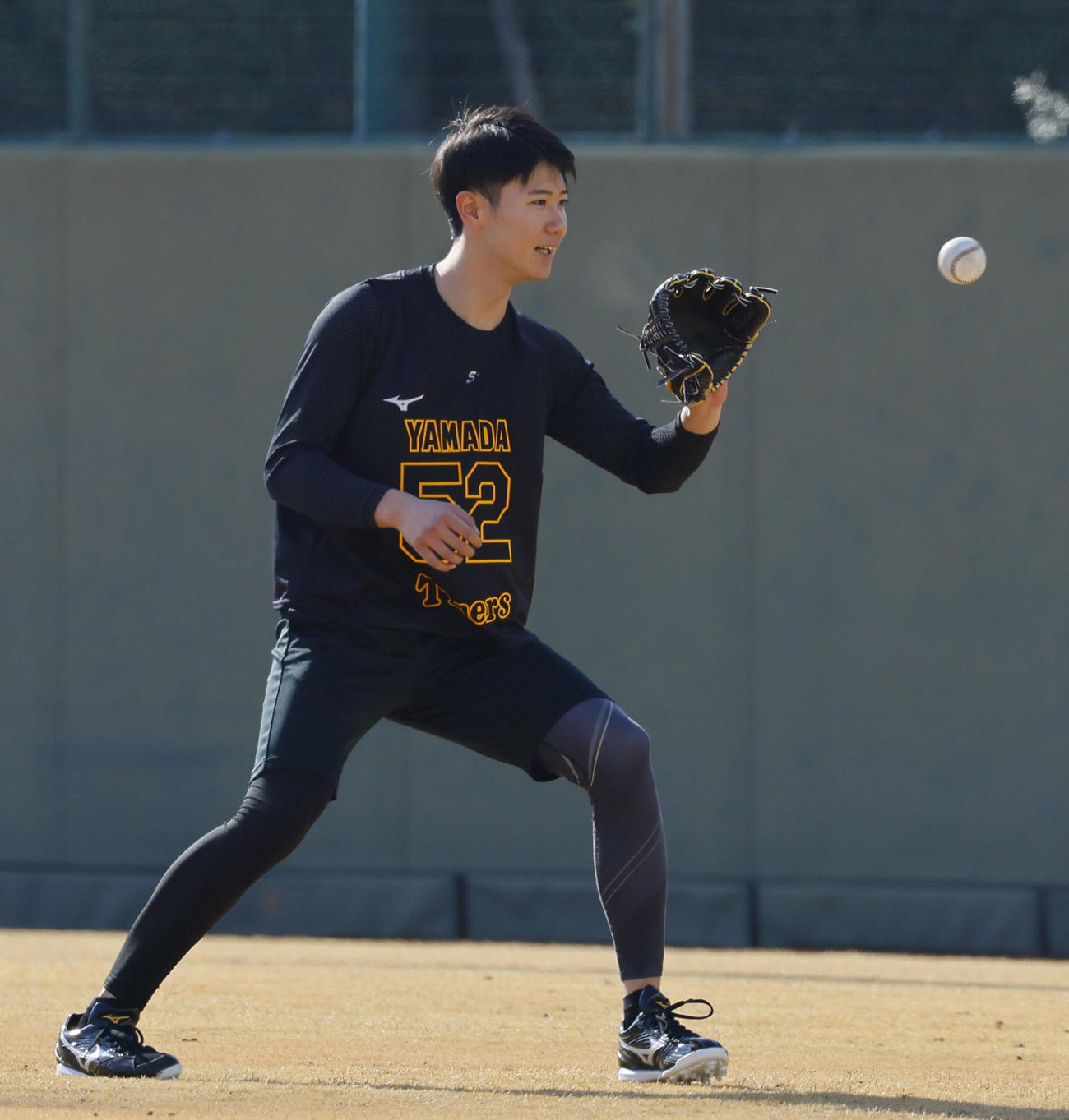 新人合同自主トレでトス打撃をする椎葉（撮影・藤尾明華）