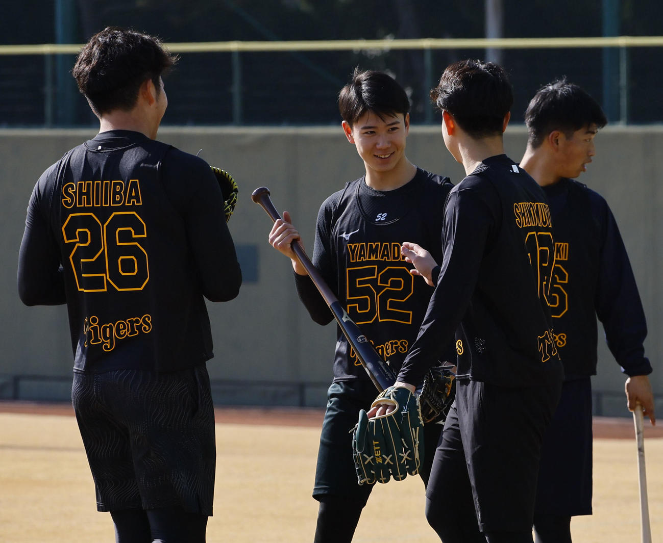 新人合同自主トレで下村らと笑顔で話しをする山田（左から2人目）（撮影・藤尾明華）
