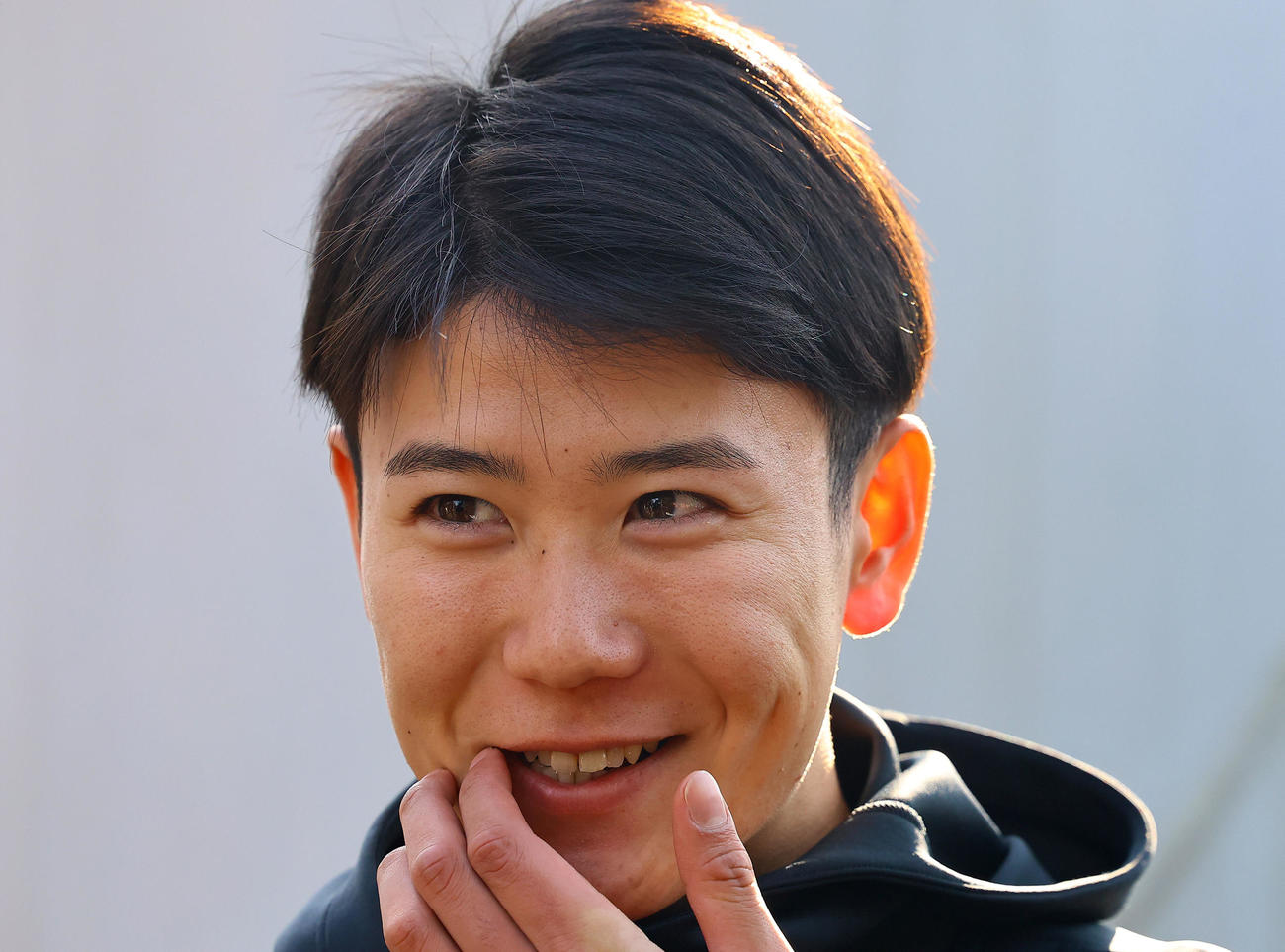 新人合同自主トレ初日を終え、取材に応じる山田（撮影・藤尾明華）