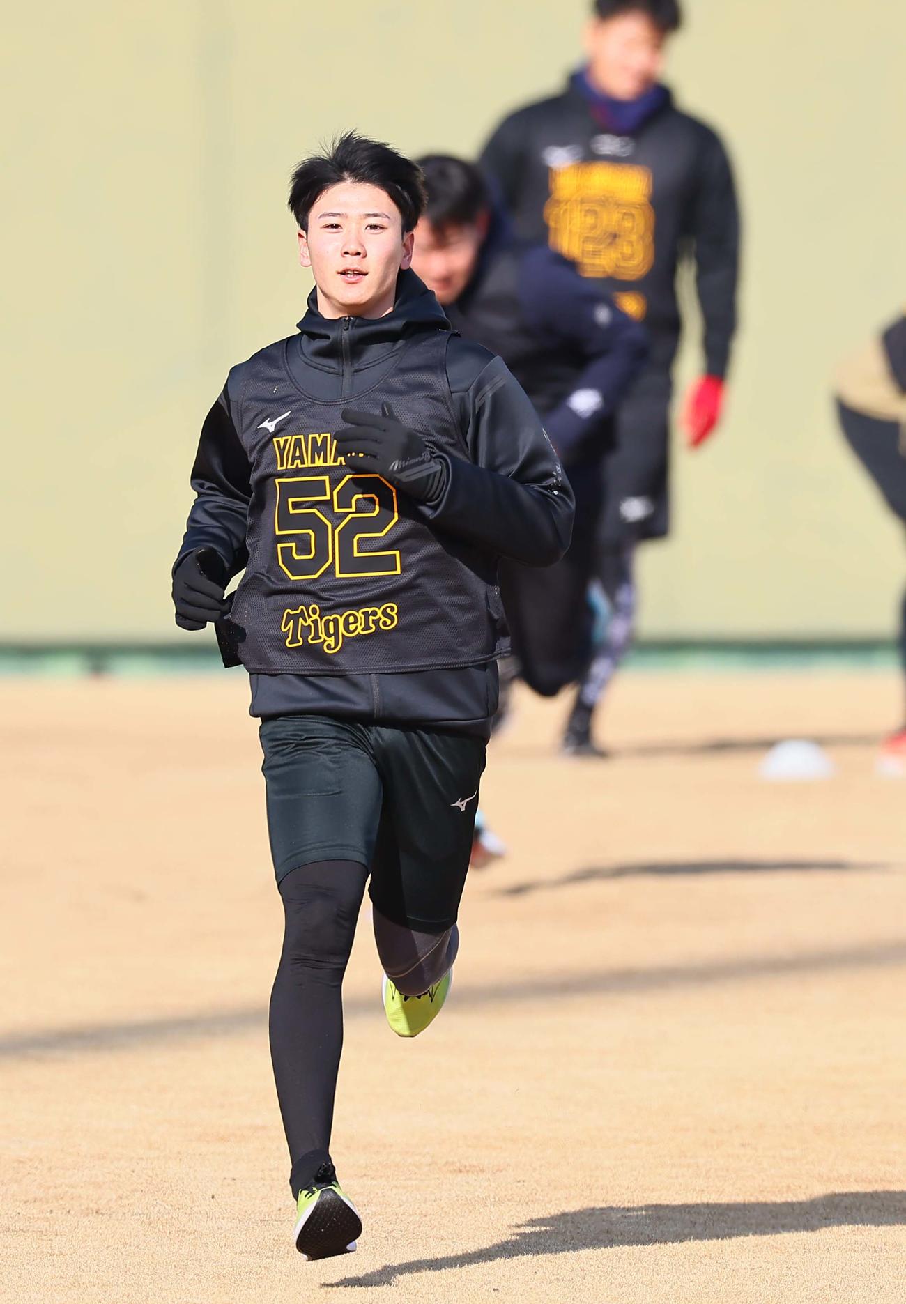 外野をダッシュするドラフト3位の山田（撮影・上田博志）