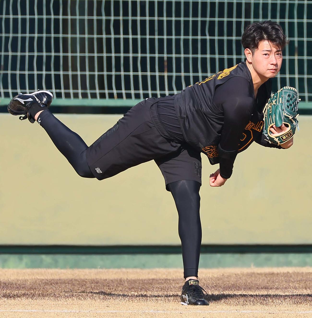 キャッチボールをするドラフト1位の下村（撮影・上田博志）