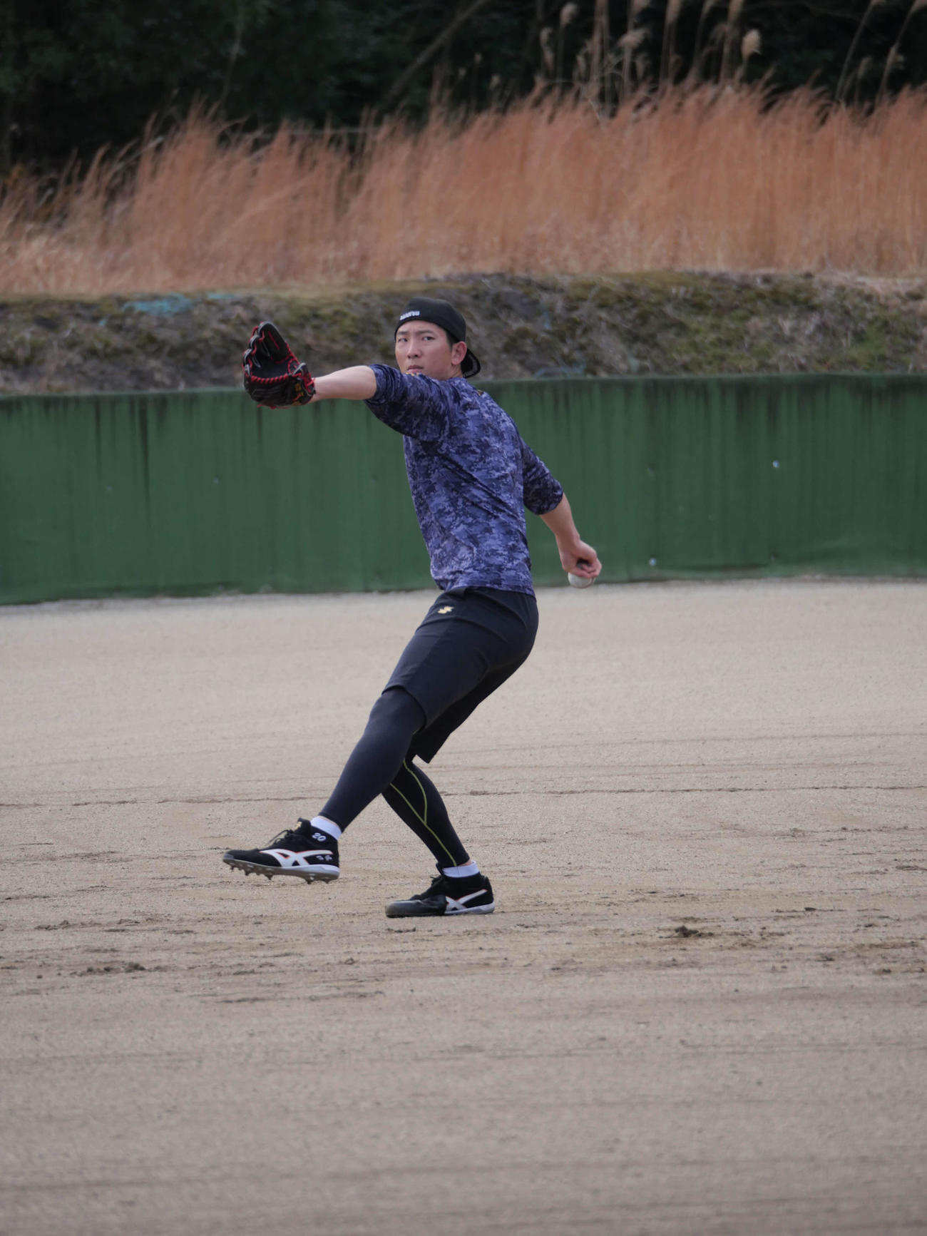 キャッチボールをする巨人戸郷（撮影・上田悠太）