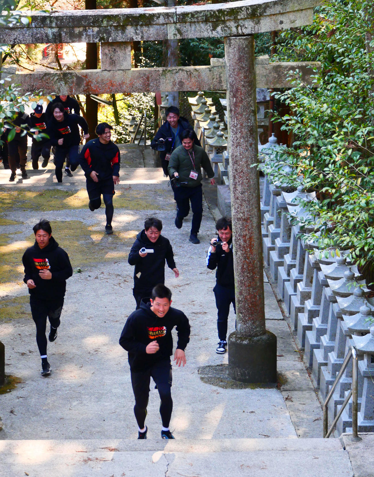 今山八幡宮の階段をダッシュする巨人戸郷（手前）（撮影・上田悠太））