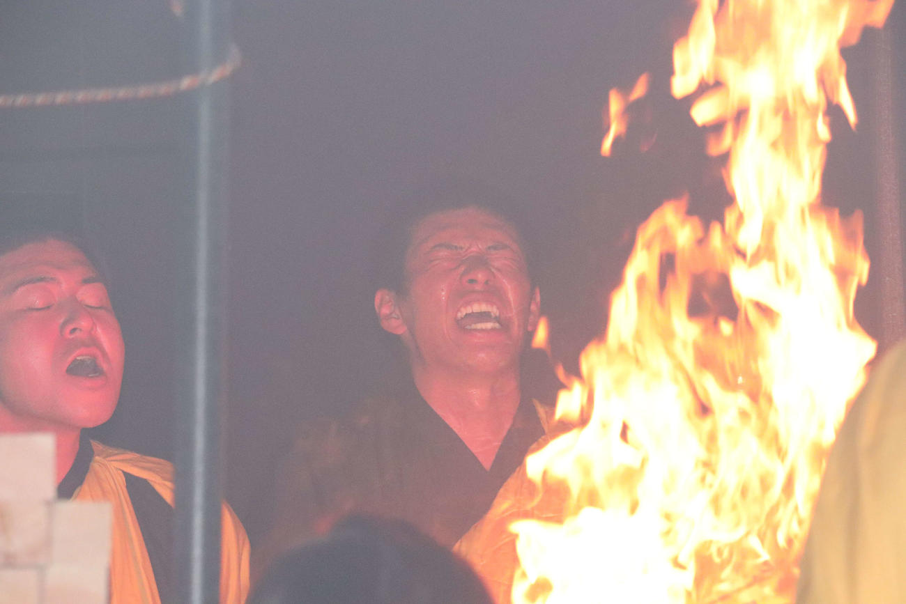 護摩行を行う広島中村奨成捕手（中央）と会沢翼捕手（撮影・前原淳）