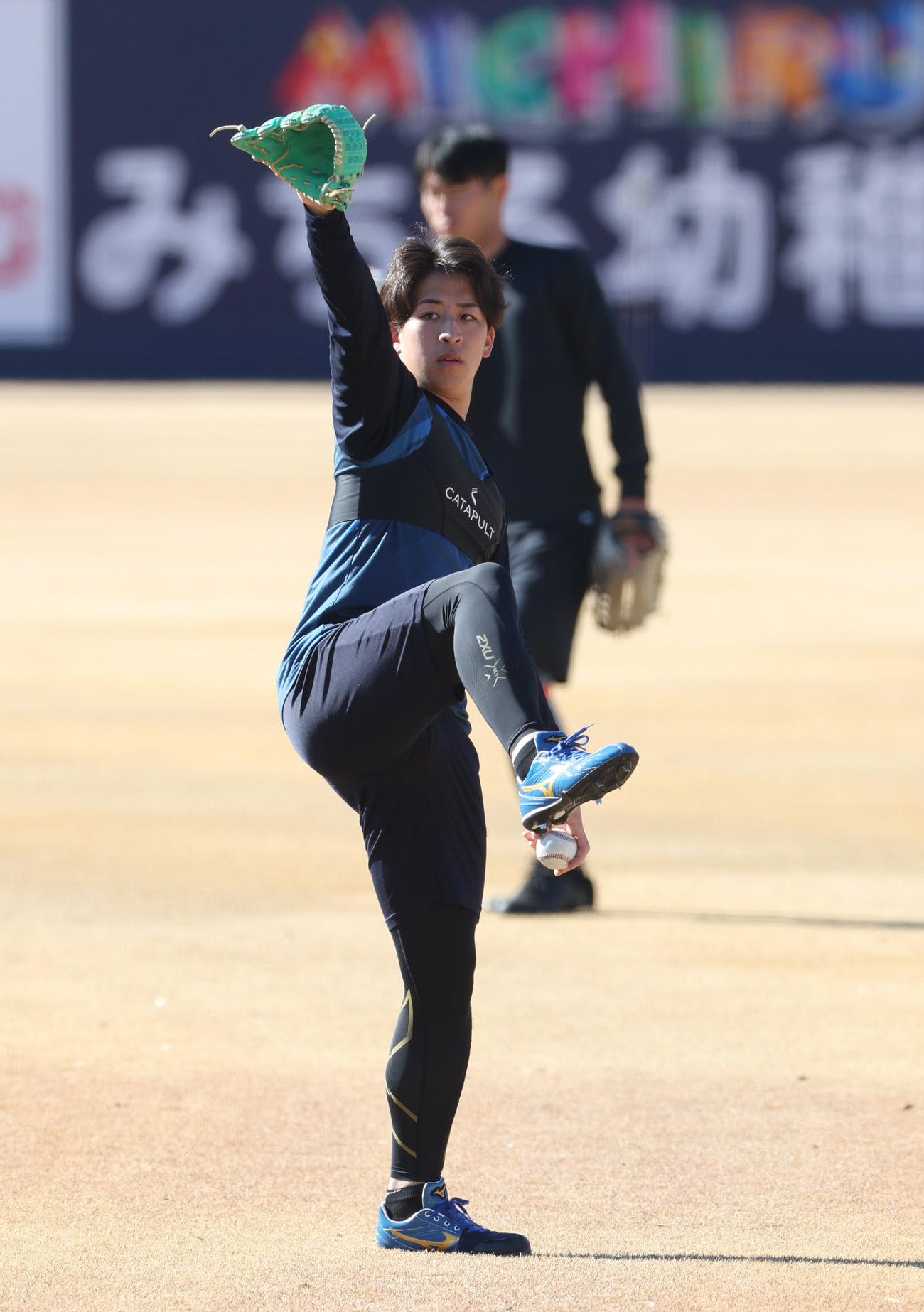 新人合同自主トレでキャッチボールをする日本ハム細野（撮影・佐藤翔太）