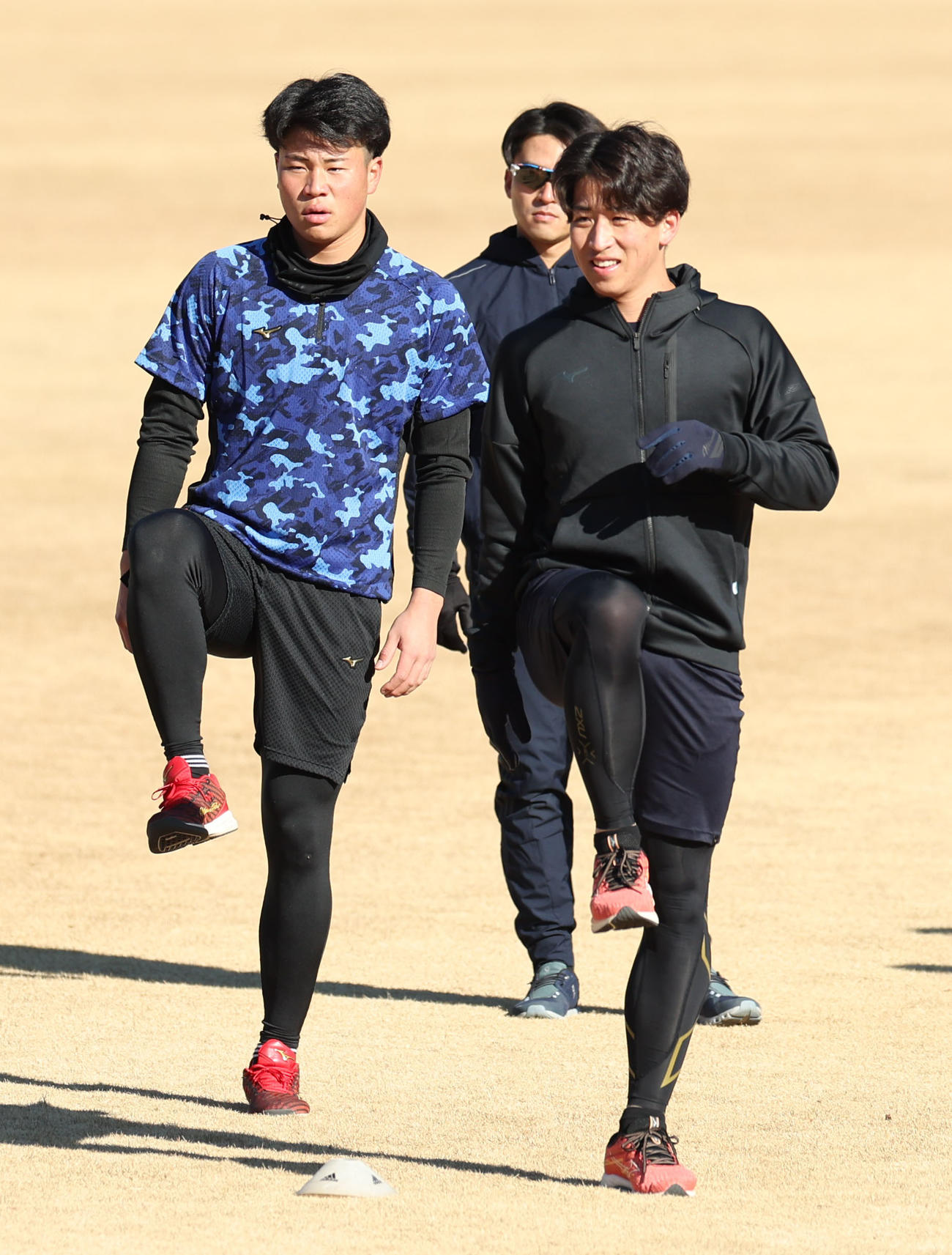 新人合同自主トレでウオーミングアップをする日本ハム明瀬（左）と細野（撮影・佐藤翔太）