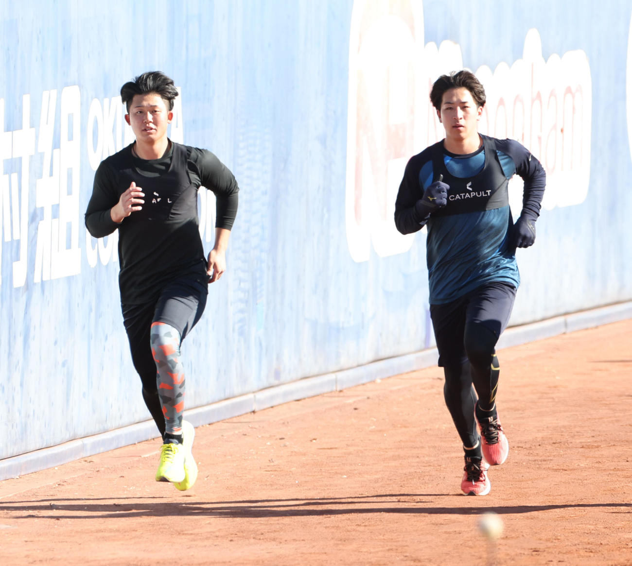 新人合同自主トレでダッシュをする日本ハム進藤（左）と細野（撮影・佐藤翔太）