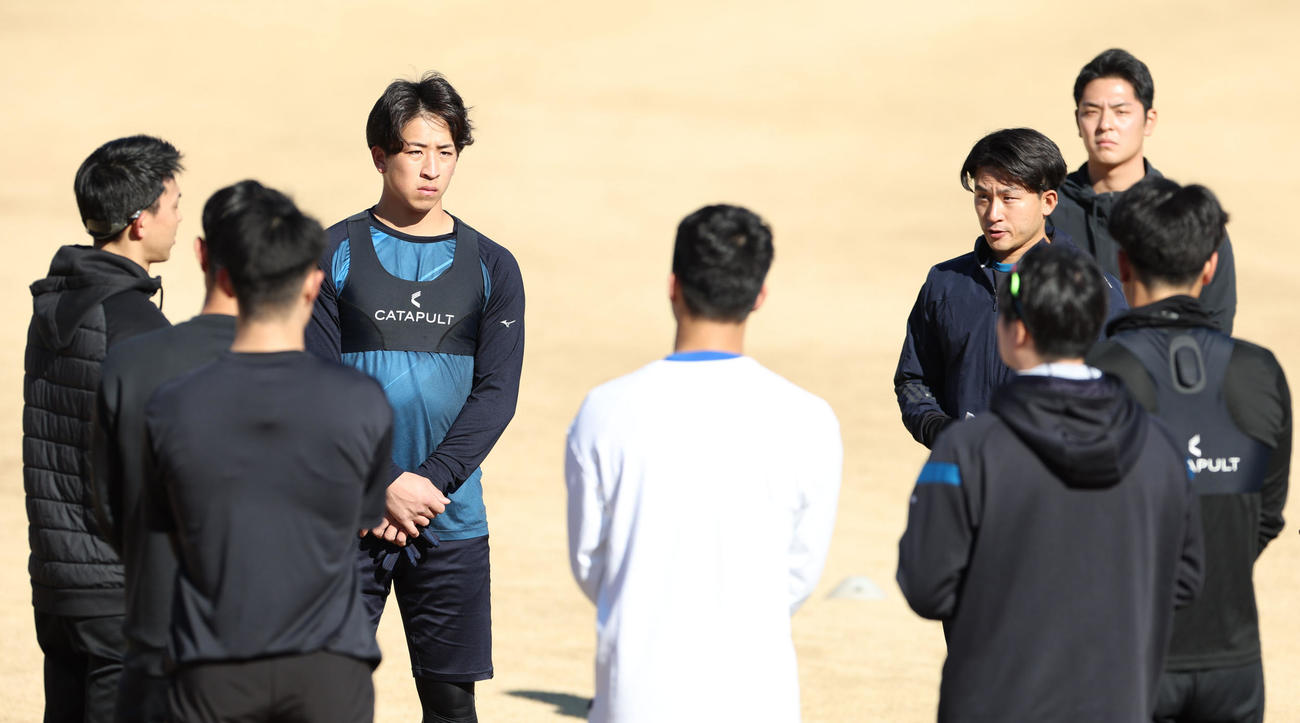新人合同自主トレで説明を受ける日本ハム細野（左後方）ら新入団選手たち（撮影・佐藤翔太）