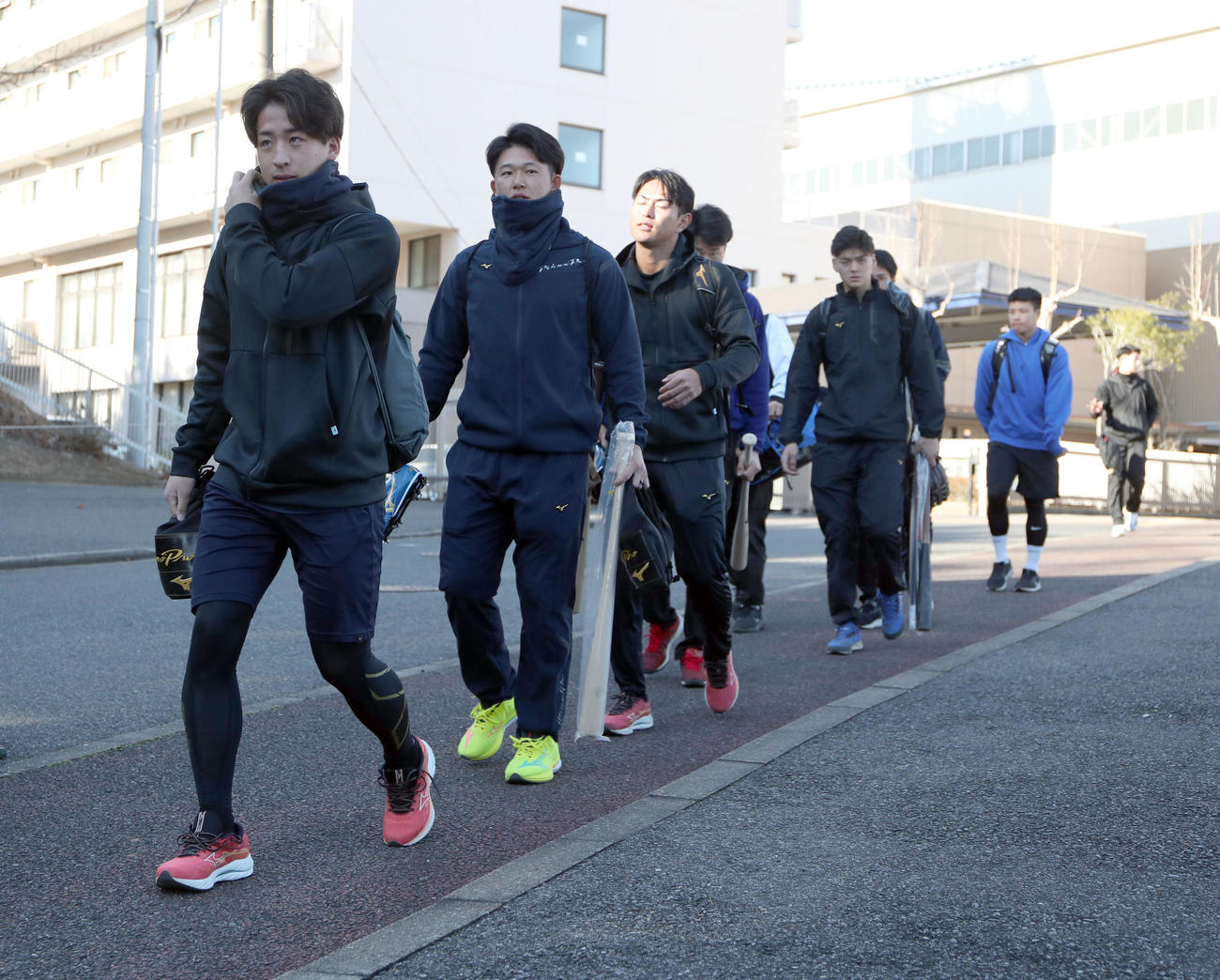 新人合同自主トレに向かう日本ハム細野（左手前）ら新入団選手たち（撮影・佐藤翔太）