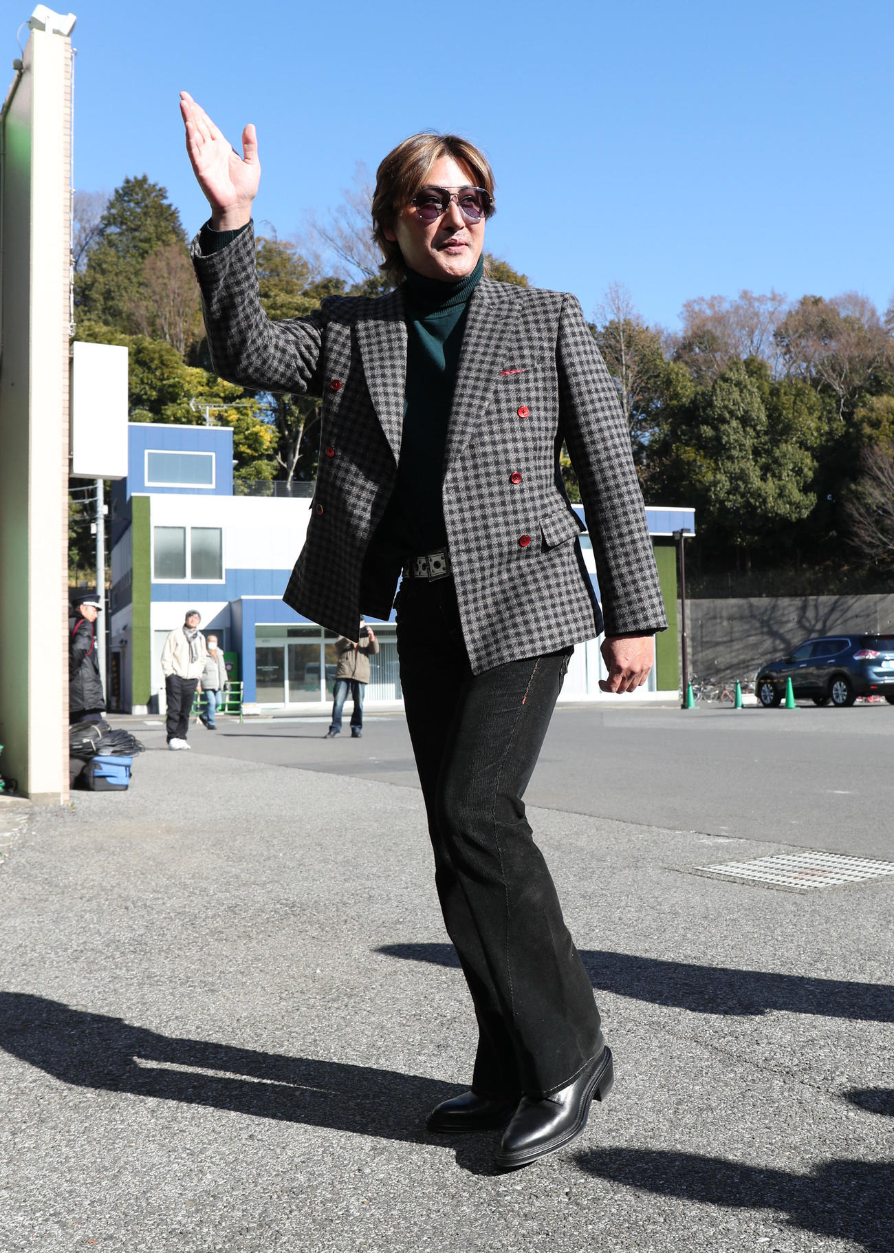 鎌ケ谷スタジアムに到着する日本ハム新庄監督（撮影・佐藤翔太）