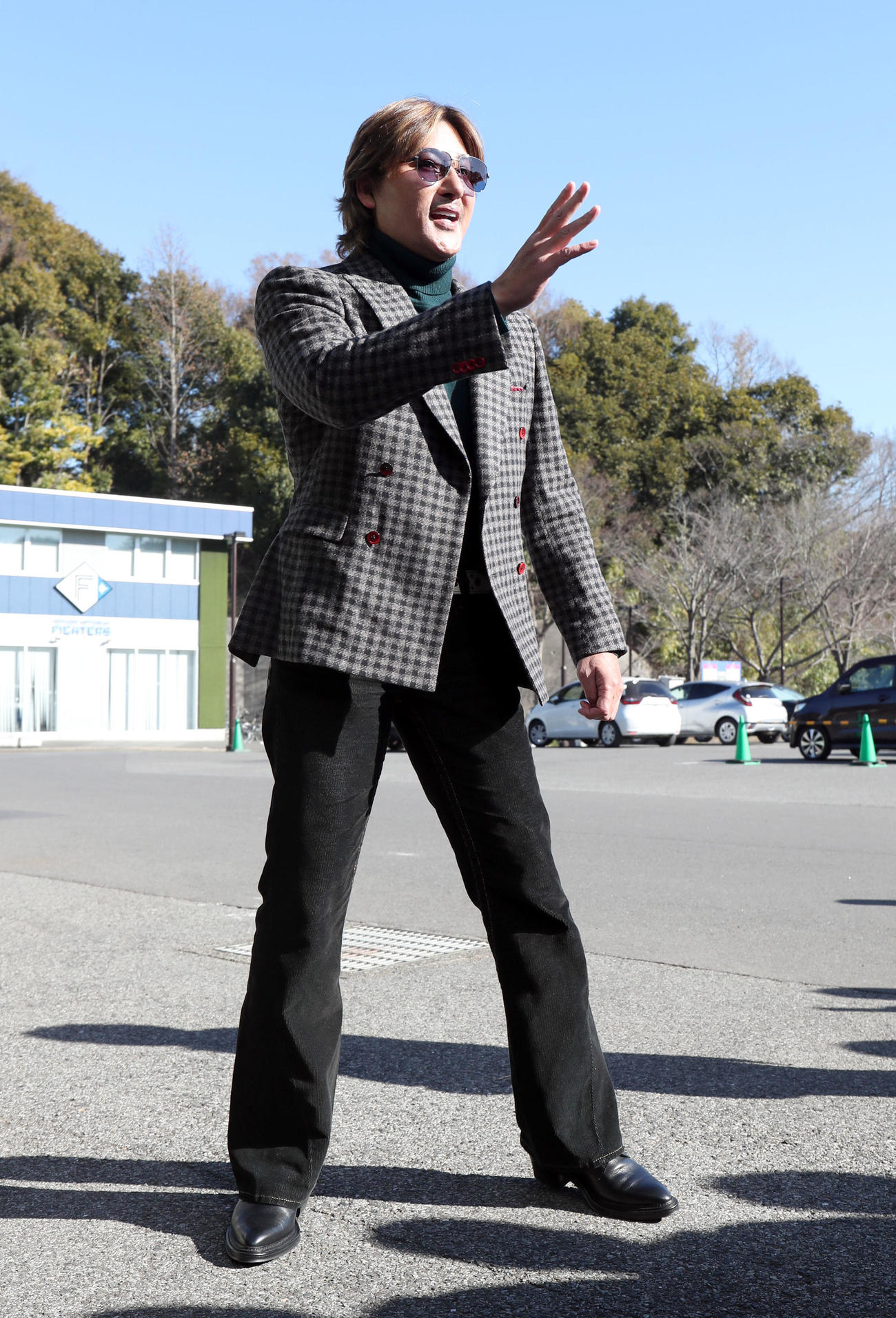 鎌ケ谷スタジアムに到着する日本ハム新庄監督（撮影・佐藤翔太）