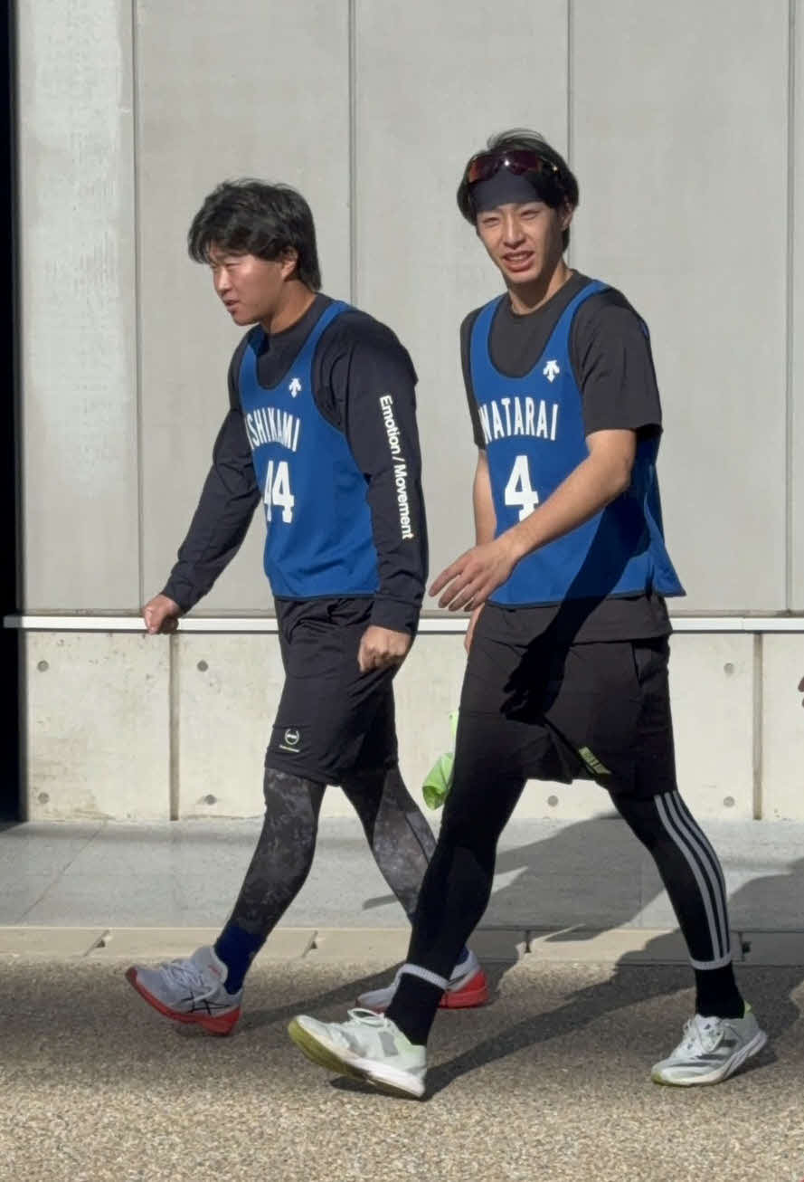 球団施設DOCKで新人合同自主トレに参加したDeNAドラフト1位の度会（右）と同4位の石上（撮影・小早川宗一郎）