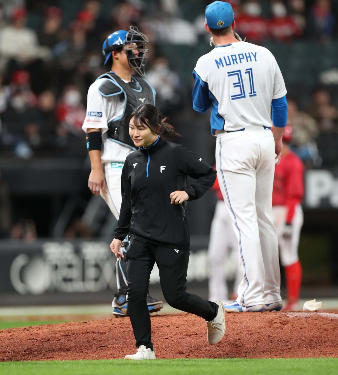 日本ハム対広島　マーフィーの通訳のためマウンドに上がる通訳の佐久間しんじゅさん