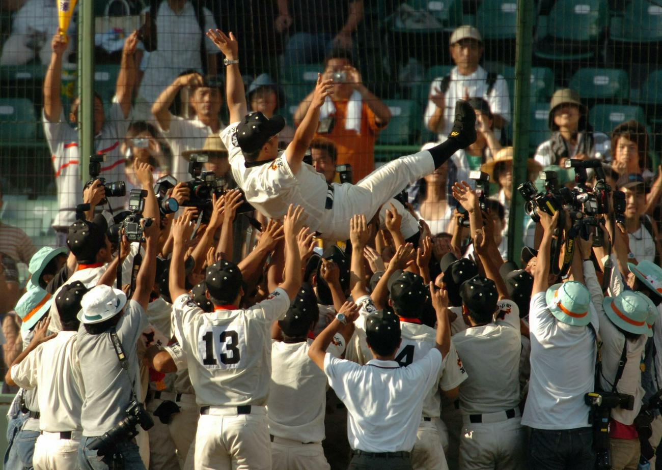 駒大苫小牧対京都外大西　57年ぶりの夏の大会連覇を達成、ナインから胴上げされる駒大苫小牧・香田誉史士監督（2005年8月20日撮影）