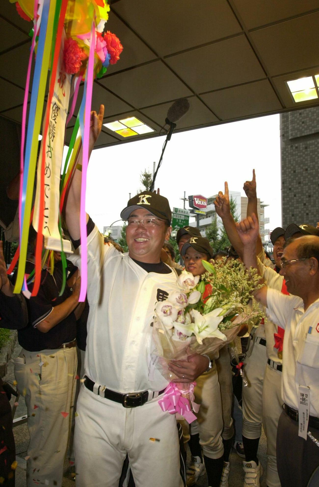 2004年8月、第86回全国高校野球選手権大会・決勝　駒大苫小牧対済美　宿舎に戻りくす玉を割る香田誉士史監督（撮影・上田博志）