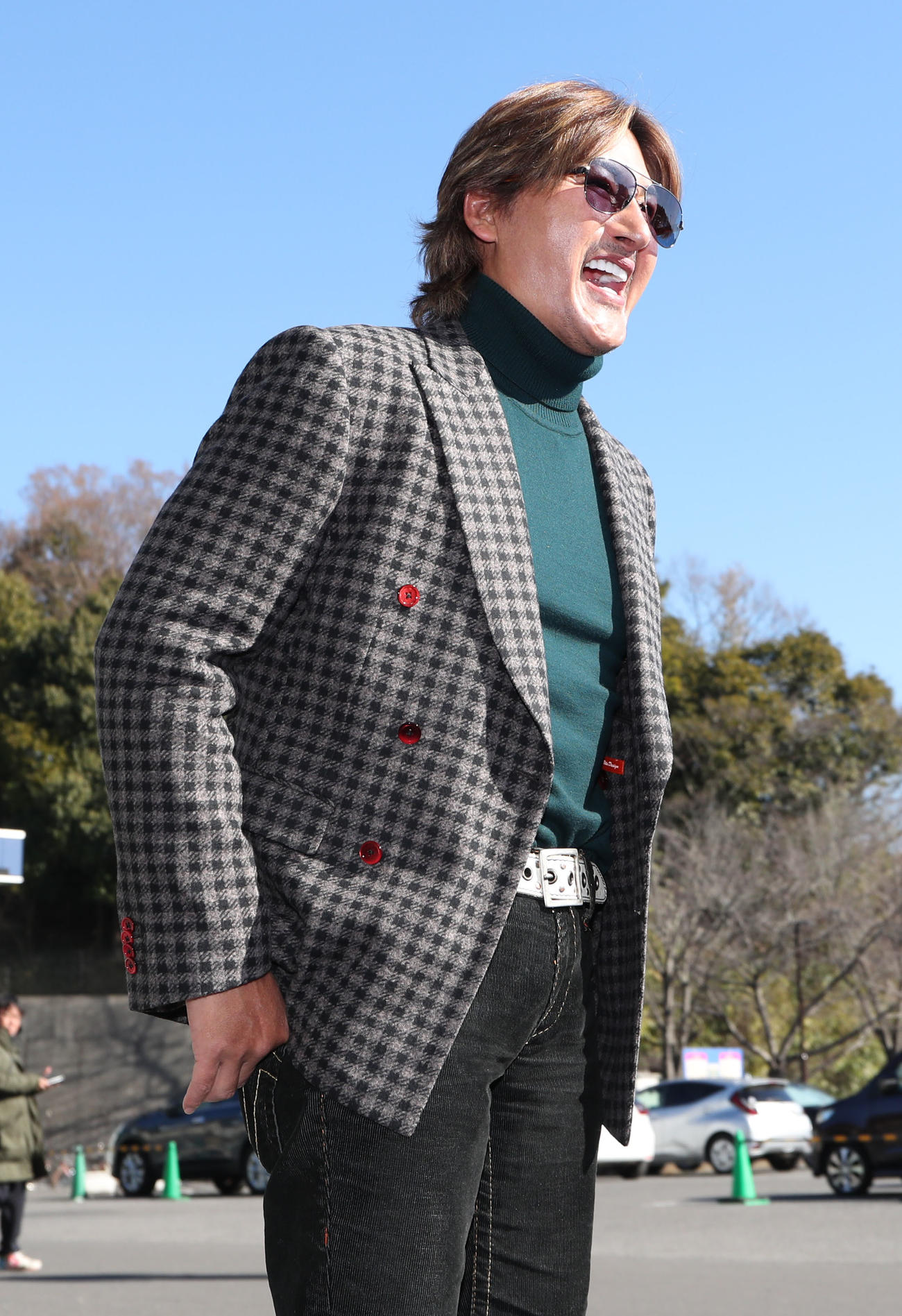 鎌ケ谷スタジアムに到着する日本ハム新庄監督（撮影・佐藤翔太）