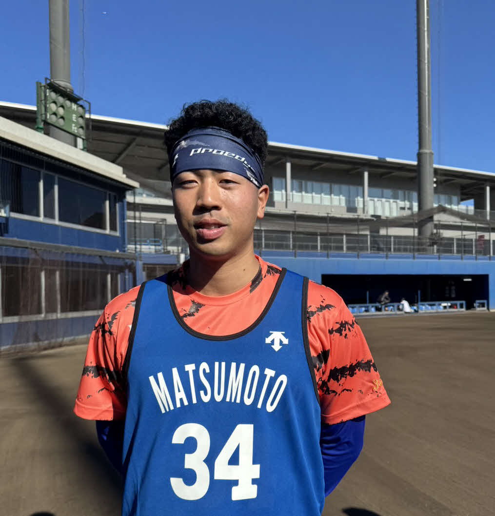 球団施設DOCKで新人合同自主トレに参加したDeNAドラフト2位の松本凌はお気に入りのヘアバンドを着用（撮影・小早川宗一郎）