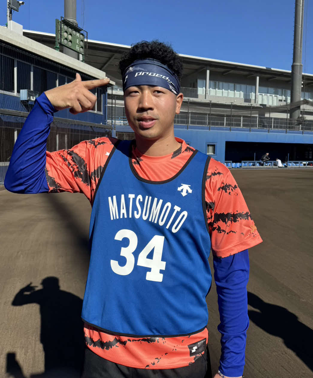球団施設DOCKで新人合同自主トレに参加したDeNAドラフト2位の松本凌はお気に入りのヘアバンドを着用（撮影・小早川宗一郎）