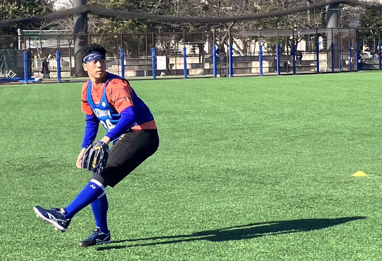 球団施設DOCKで新人合同自主トレに参加したDeNAドラフト2位の松本凌（球団提供）