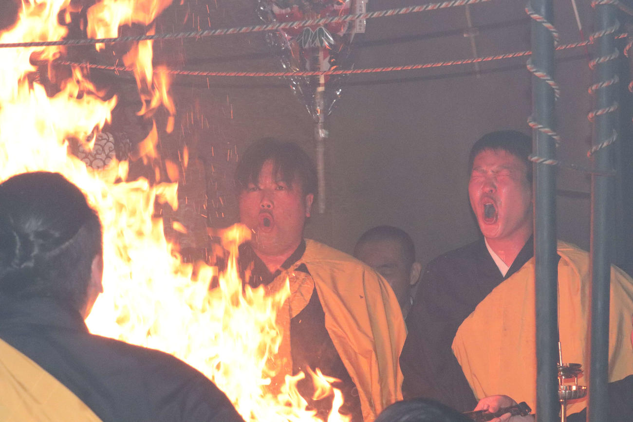 護摩行を行う広島末包昇大内野手（中央）と堂林翔太内野手（撮影・前原淳）