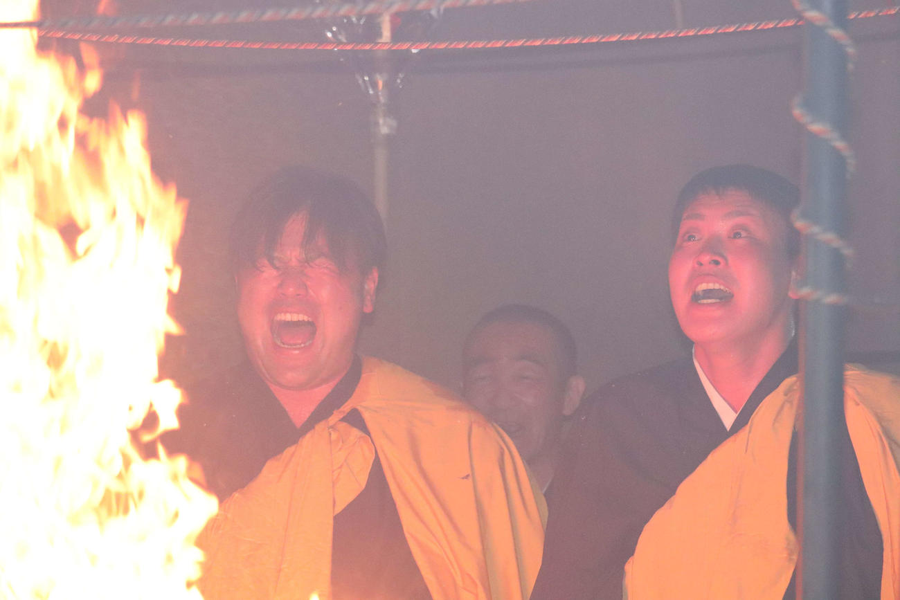 護摩行を行う広島末包昇大内野手（中央）と堂林翔太内野手（撮影・前原淳）