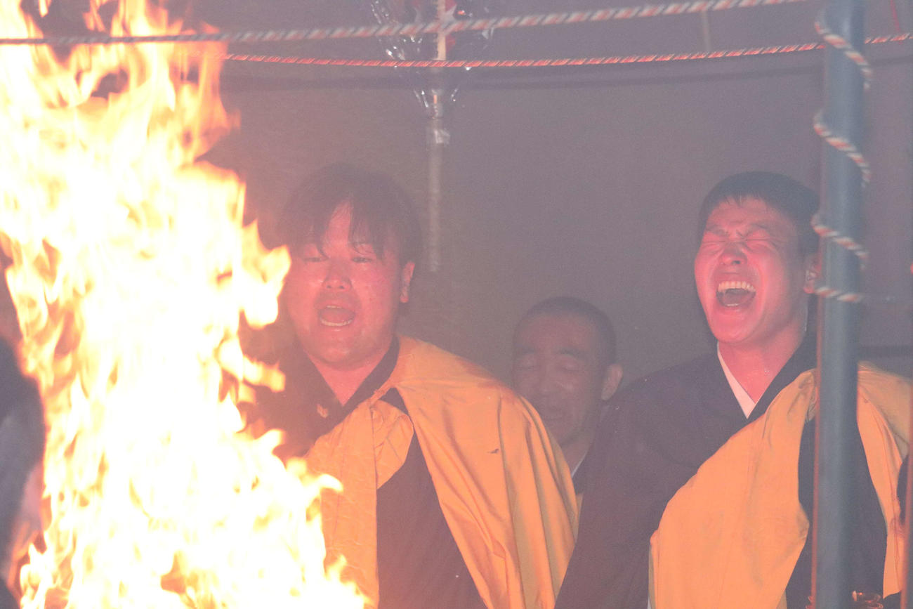 護摩行を行う広島末包昇大内野手（中央）と堂林翔太内野手（撮影・前原淳）