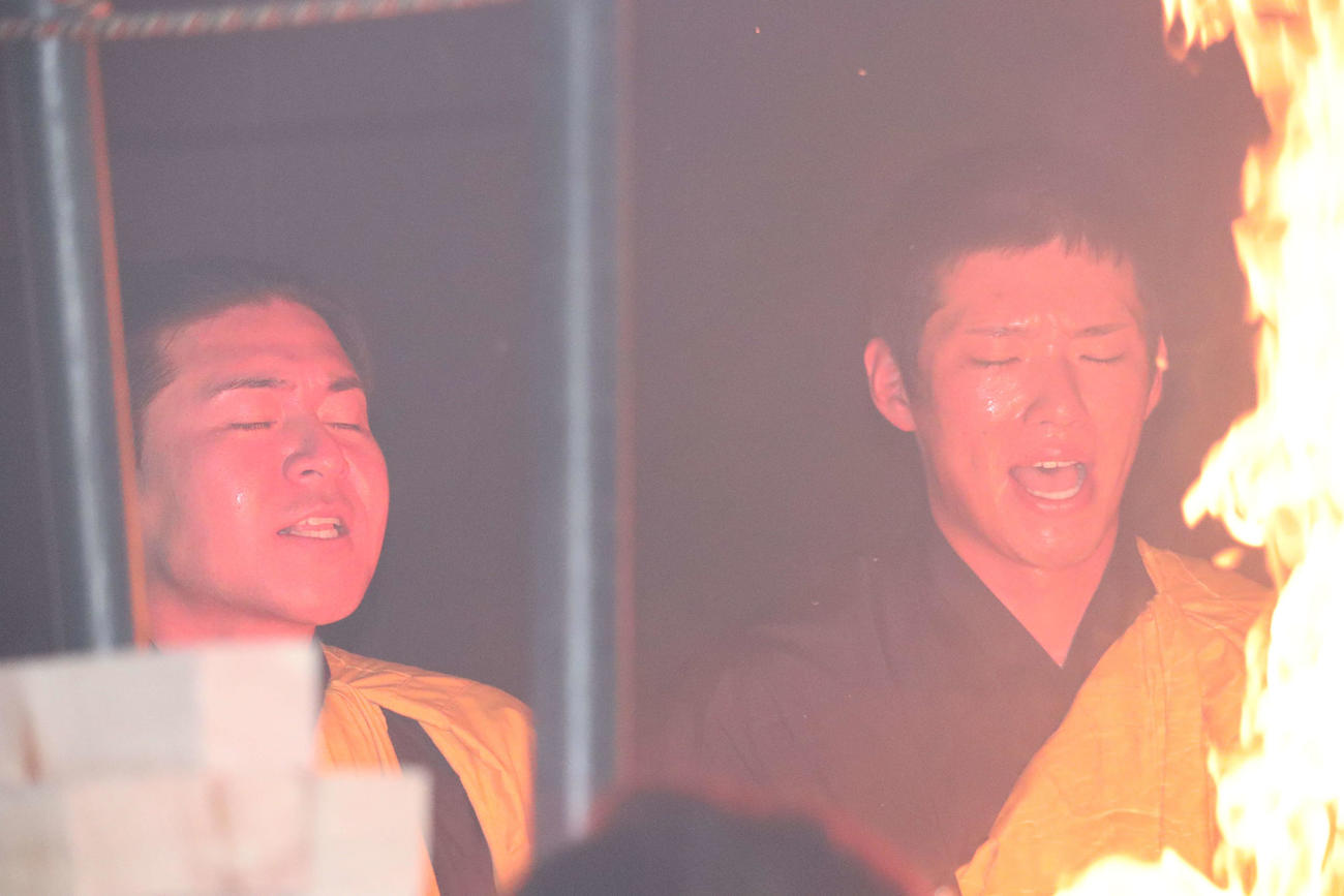 護摩行を行う広島中村奨成捕手（中央）と会沢翼捕手（撮影・前原淳）