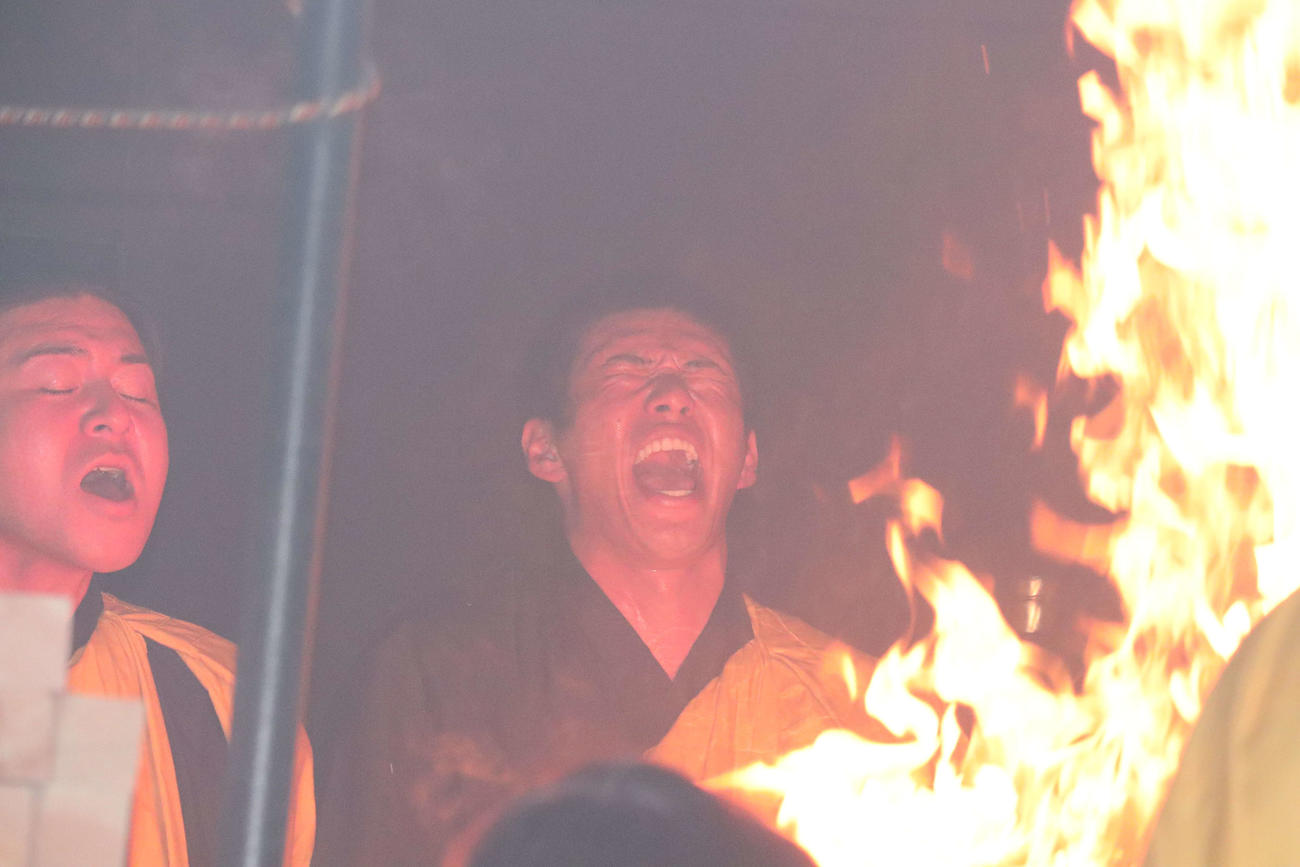 護摩行を行う広島中村奨成捕手（中央）と会沢翼捕手（撮影・前原淳）