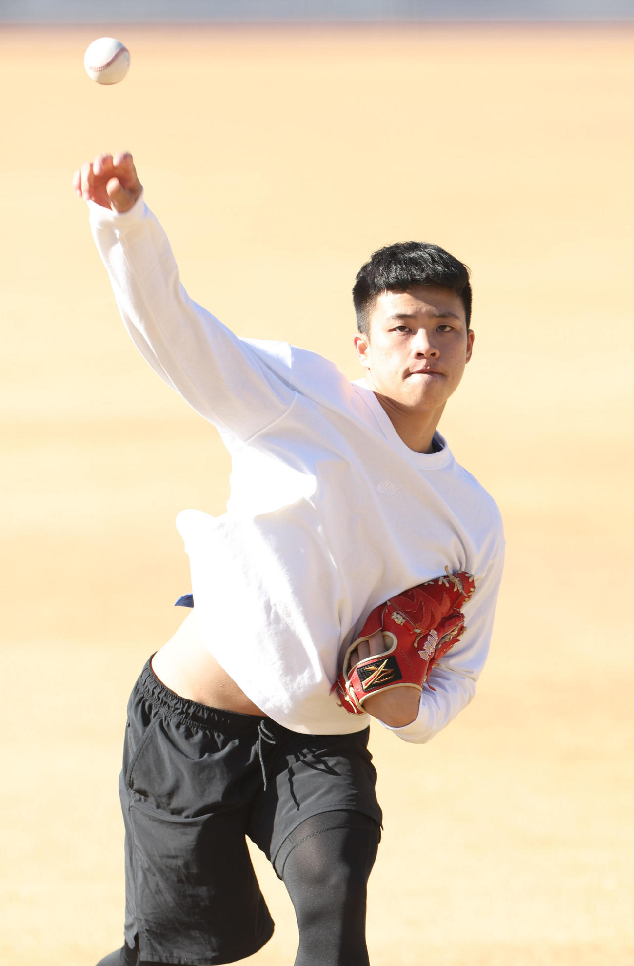 新人合同自主トレでキャッチボールをする日本ハム孫易磊（撮影・佐藤翔太）