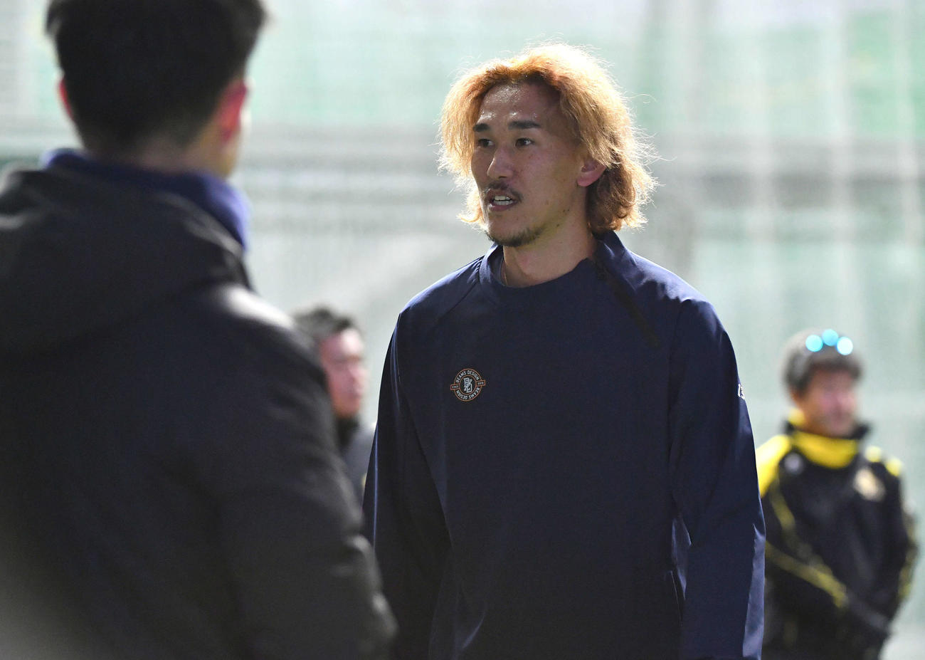 関係者に新年のあいさつをする三森（撮影・岩下翔太）