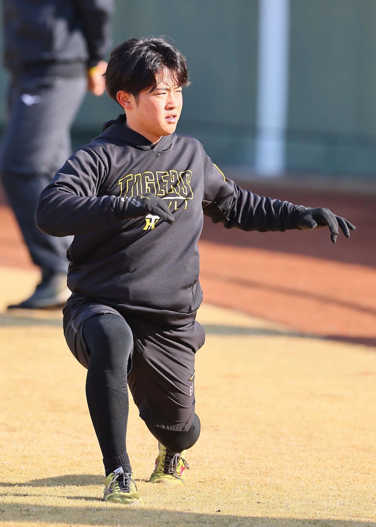 ウオーミングアップをする中川（撮影・上田博志）