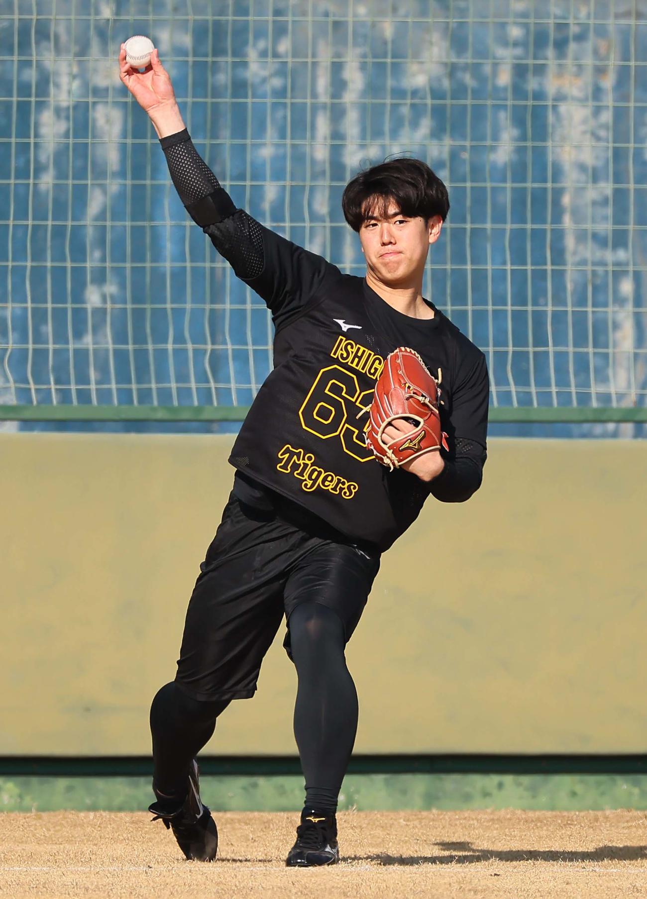 キャッチボールをするドラフト5位の石黒（撮影・上田博志）