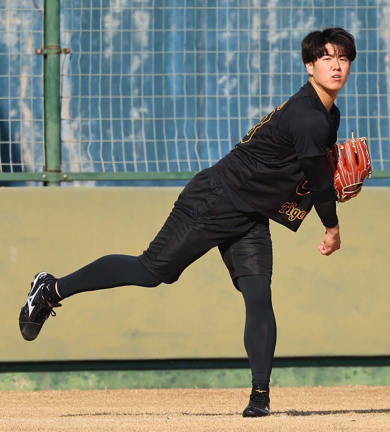 キャッチボールをするドラフト5位の石黒（撮影・上田博志）