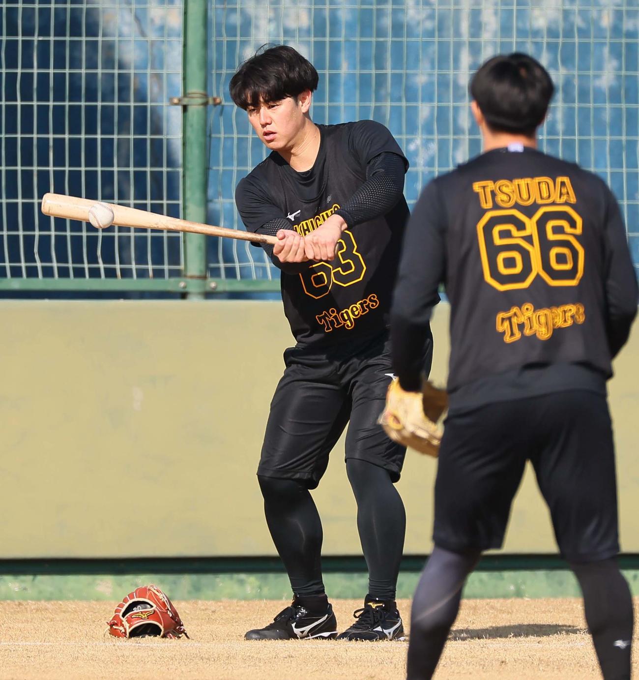 トスバッティングをするドラフト5位の石黒（撮影・上田博志）