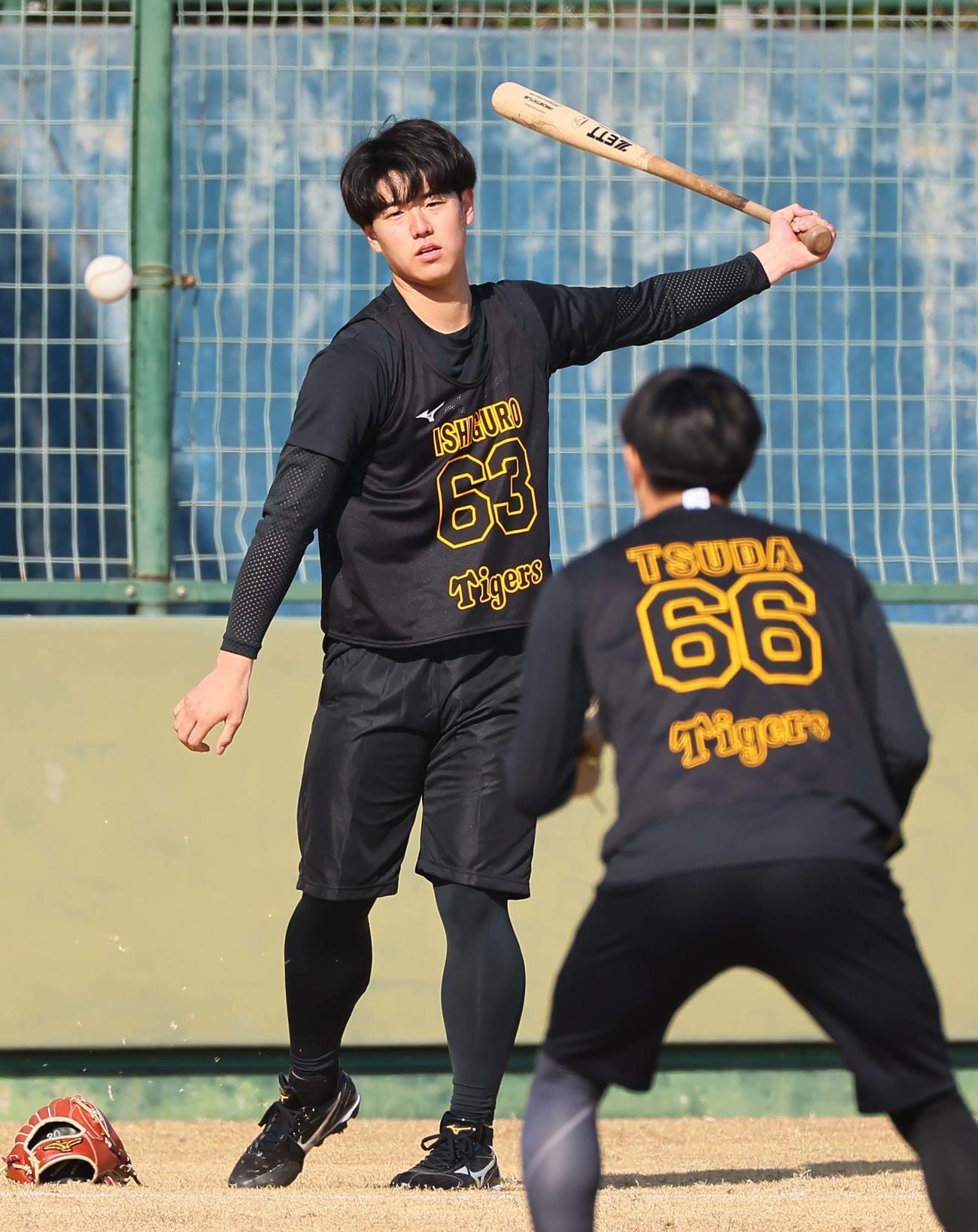 トスバッティングをするドラフト5位の石黒（撮影・上田博志）