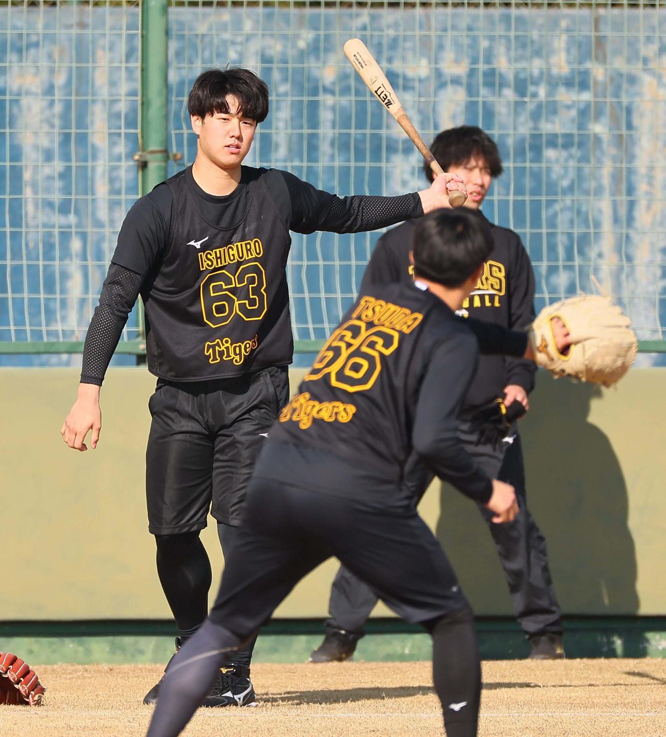 トスバッティングをするドラフト5位の石黒（撮影・上田博志）