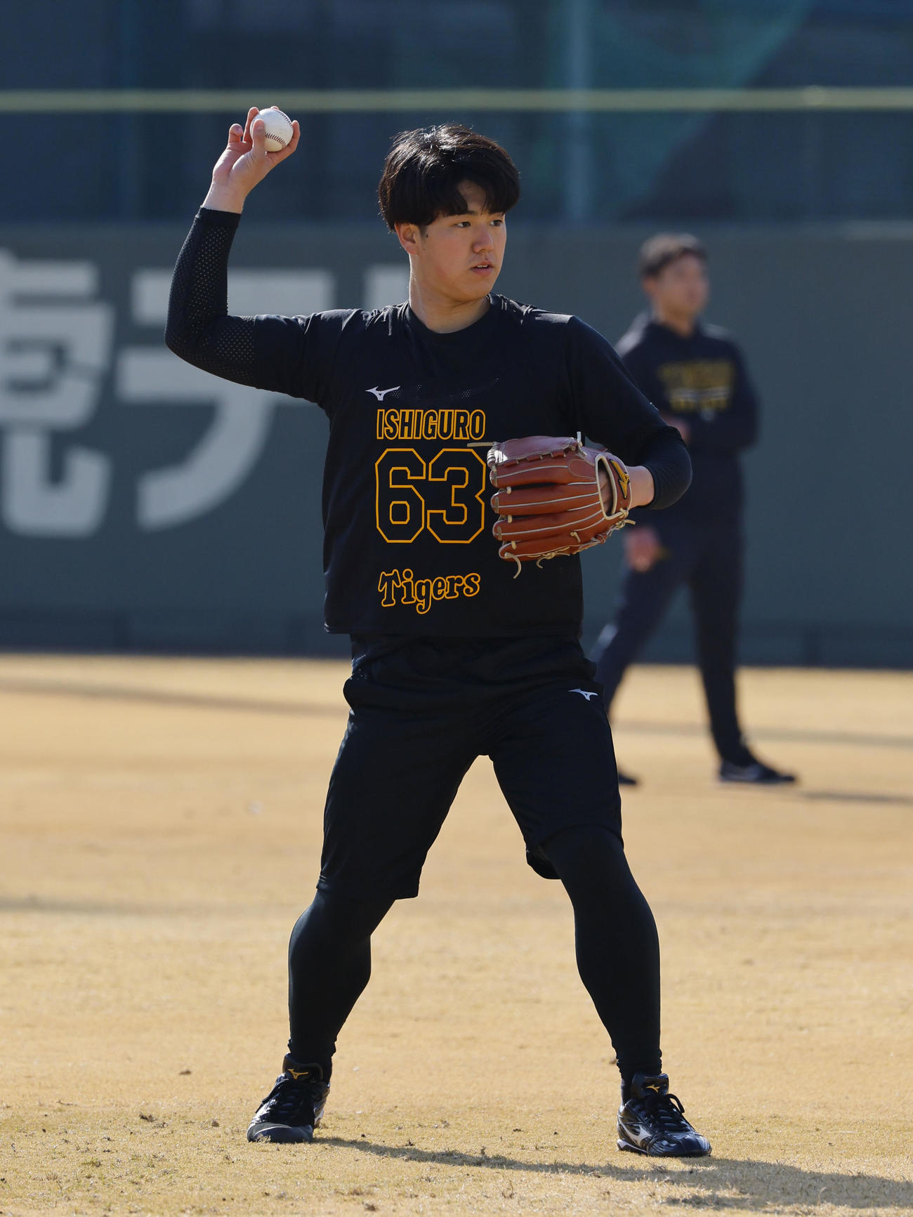 新人合同自主トレでトス打撃をする石黒（撮影・藤尾明華）