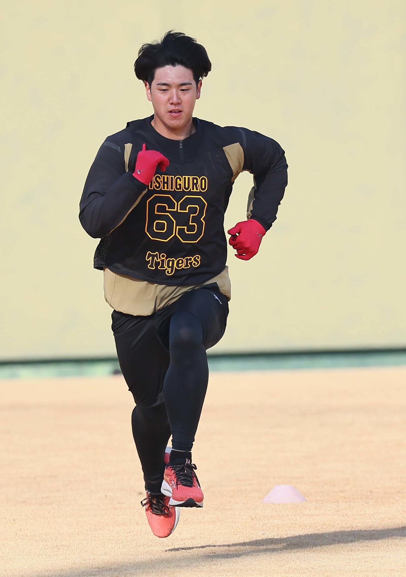 外野をダッシュするドラフト5位の石黒（撮影・上田博志）