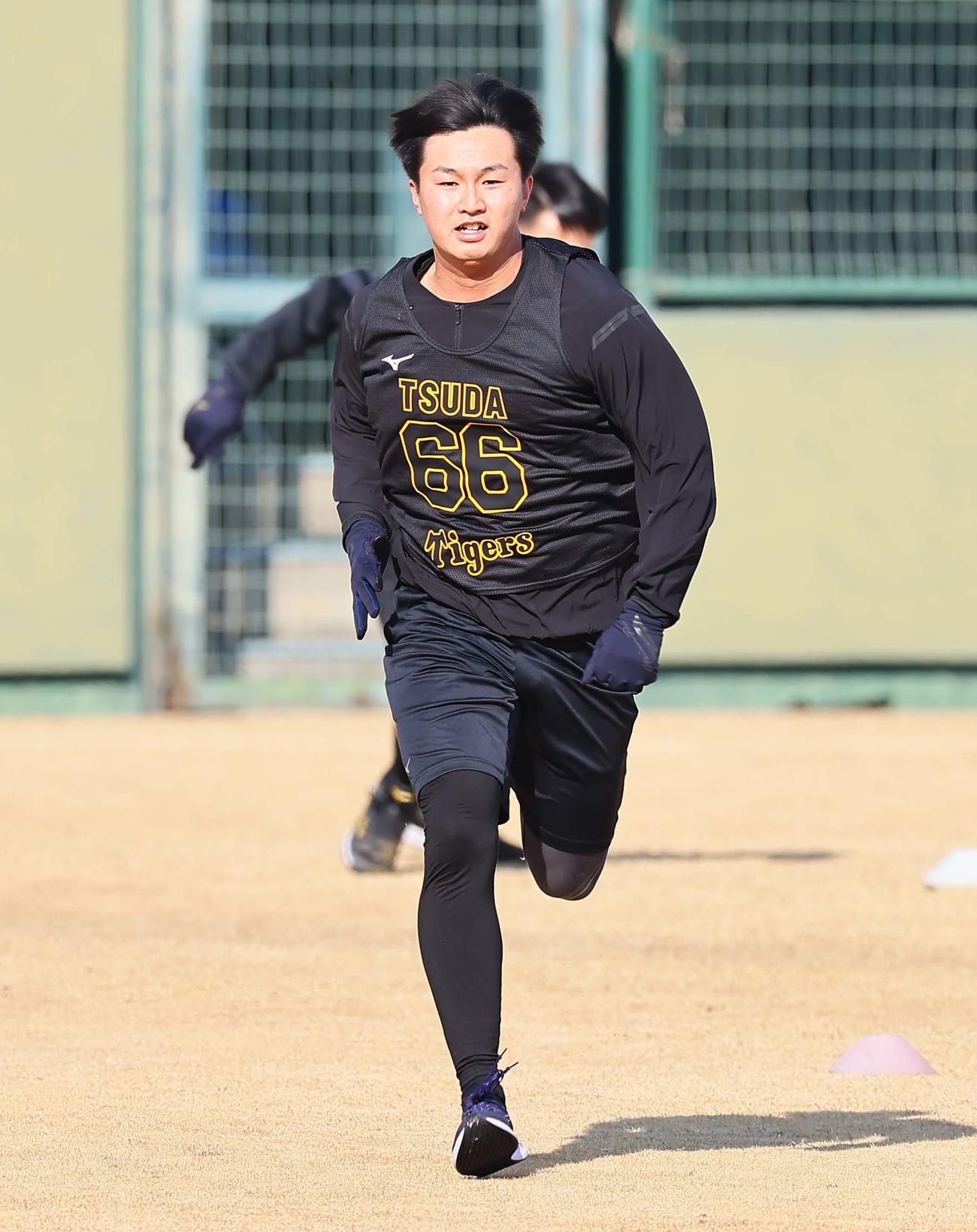 ダッシュする津田（撮影・上田博志）