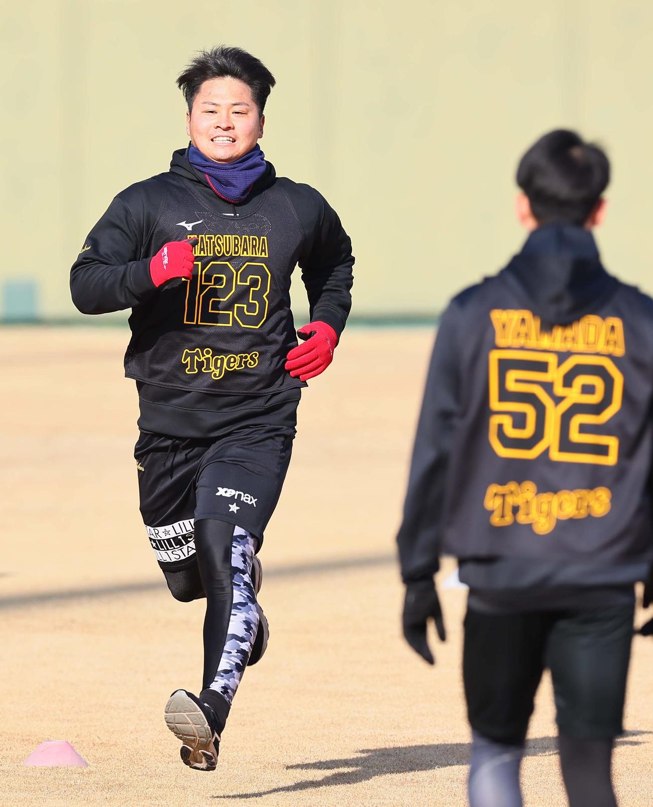 外野をダッシュする育成ドラフト1位の松原（撮影・上田博志）