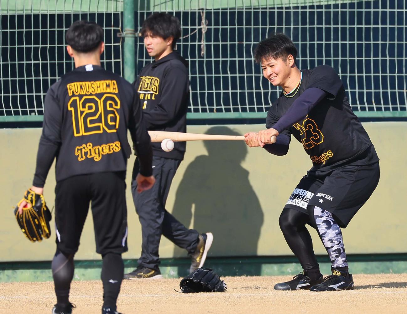 トスバッティングをする育成ドラフト1位の松原（撮影・上田博志）