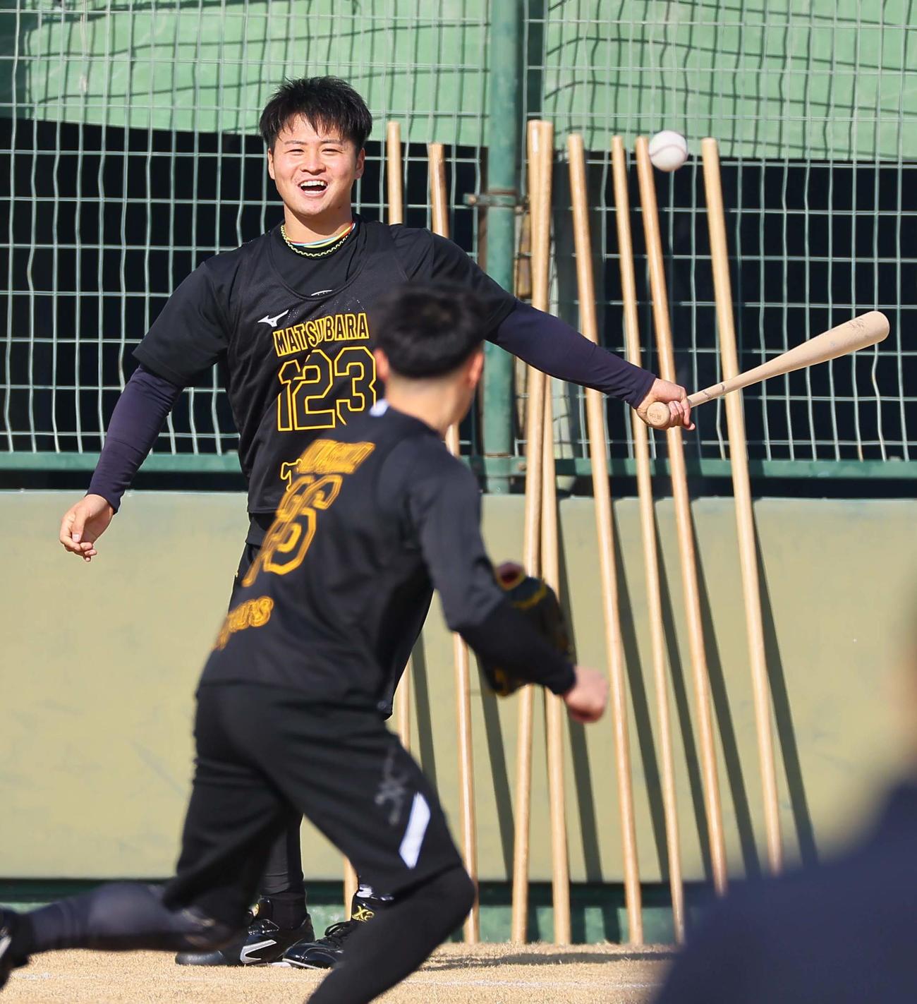 トスバッティングをする育成ドラフト1位の松原（撮影・上田博志）
