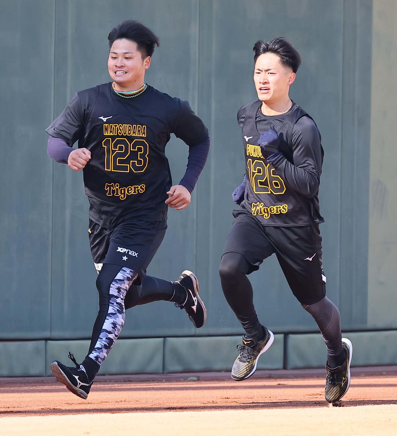 外野を走る育成ドラフト1位の松原（左）と育成ドラフト2位の福島（撮影・上田博志）