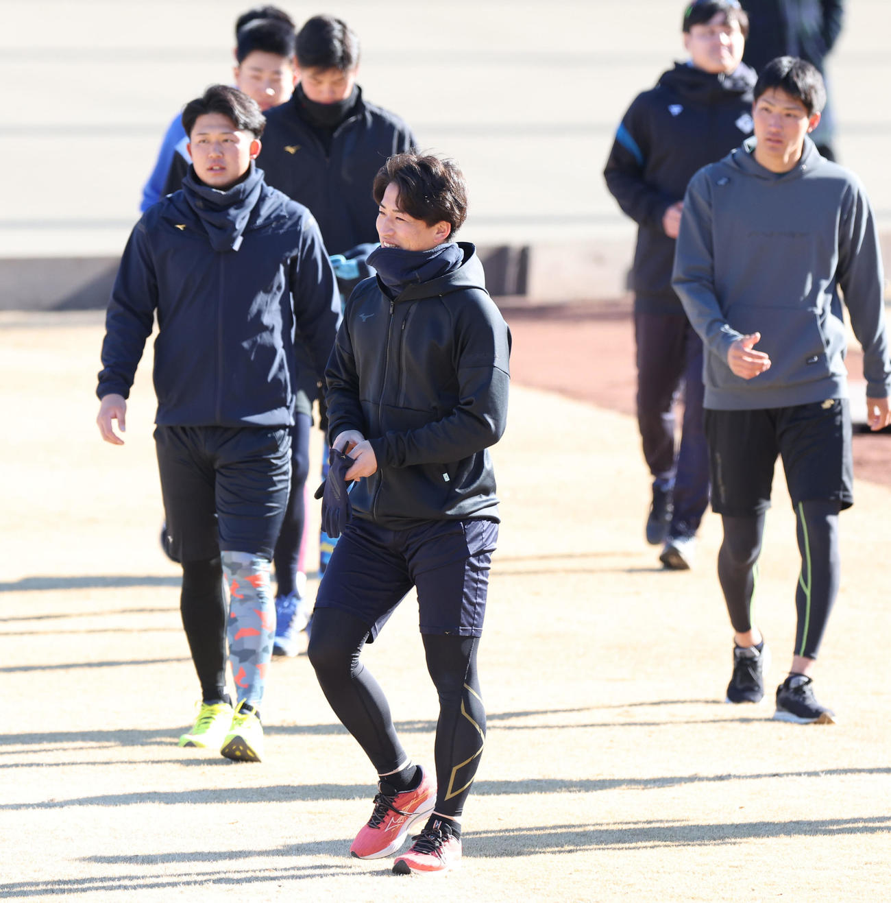 新人合同自主トレ中、笑顔を見せる日本ハム細野（手前）（撮影・佐藤翔太）