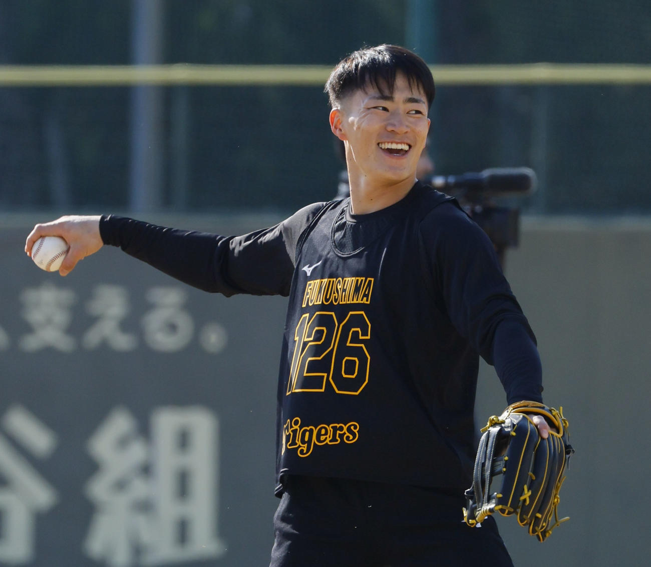 新人合同自主トレでトス打撃をする福島（撮影・藤尾明華）