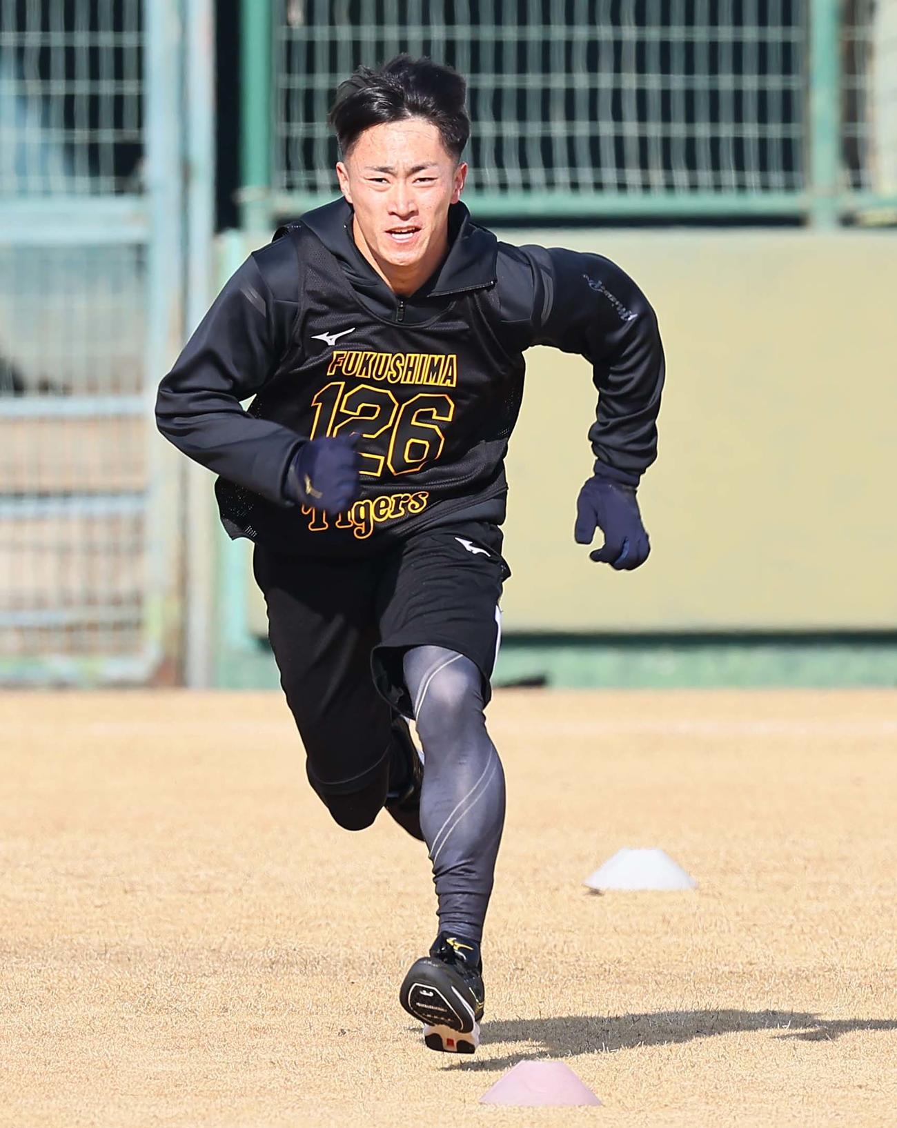 外野をダッシュする育成ドラフト2位の福島（撮影・上田博志）