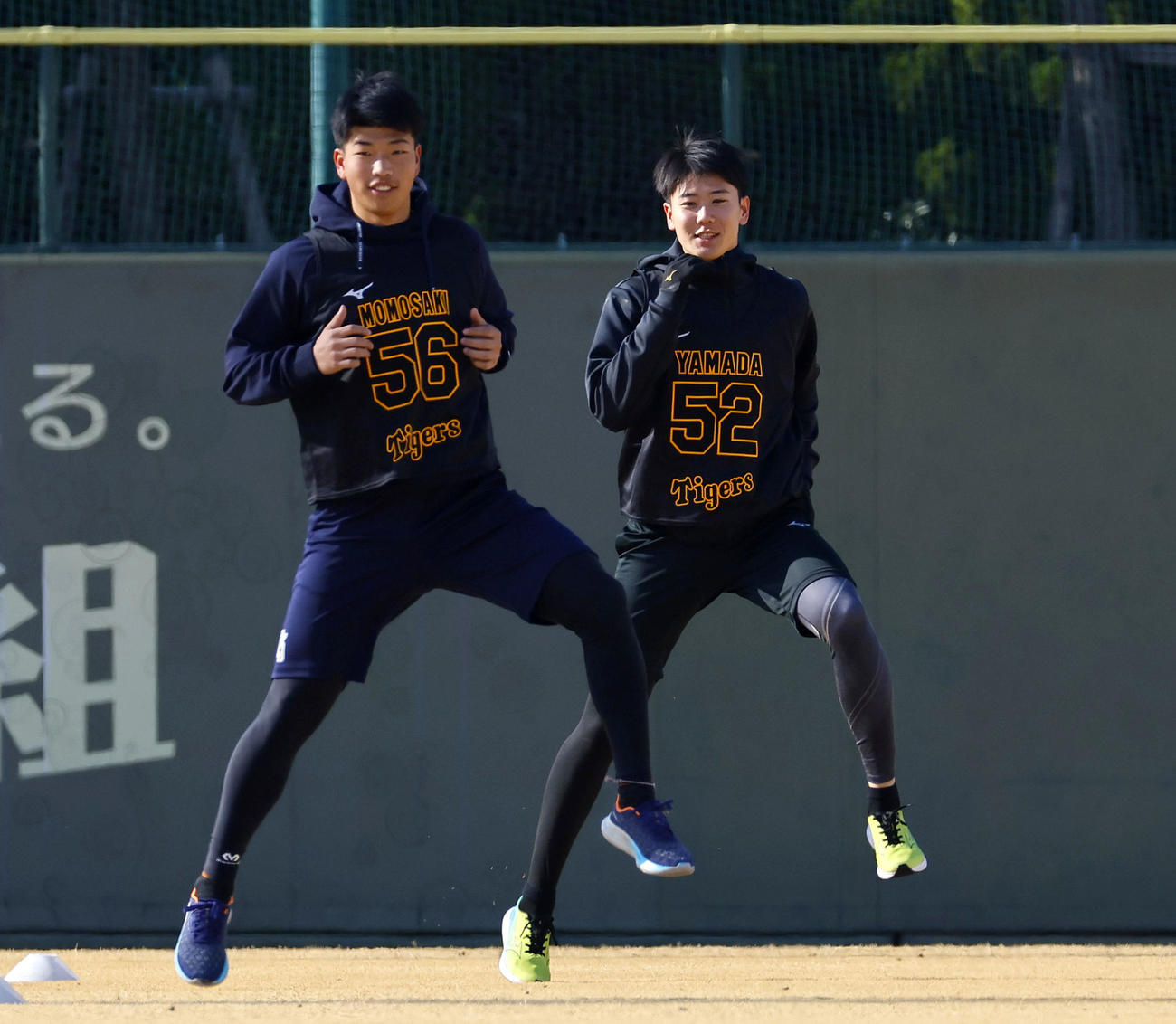 新人合同自主トレでトレーニングする百崎蒼生（左）と山田（撮影・藤尾明華）