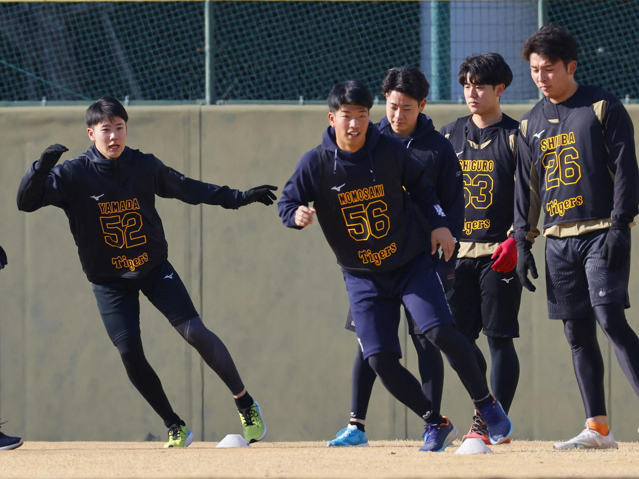 新人合同自主トレでトレーニングする山田（左端）ら（撮影・藤尾明華）